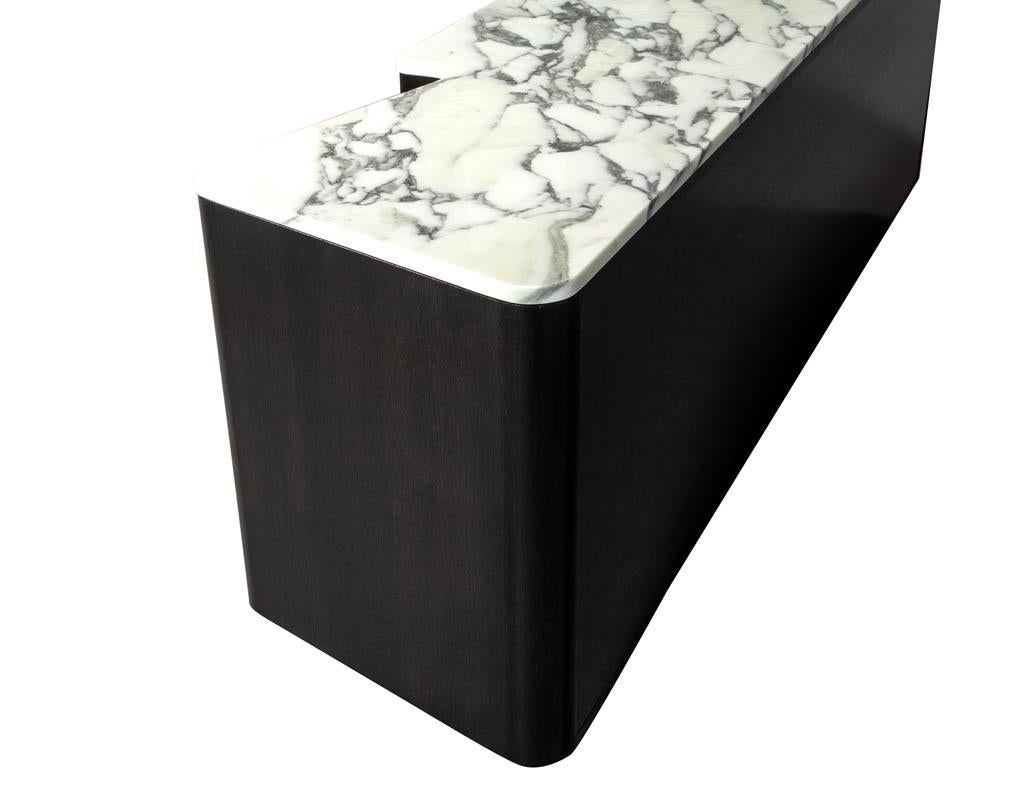 maßgefertigter moderner Sideboard-Media-Schrank mit Marmorplatte im Serpentinenstil im Angebot 9