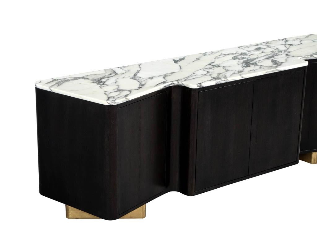 maßgefertigter moderner Sideboard-Media-Schrank mit Marmorplatte im Serpentinenstil (Moderne) im Angebot