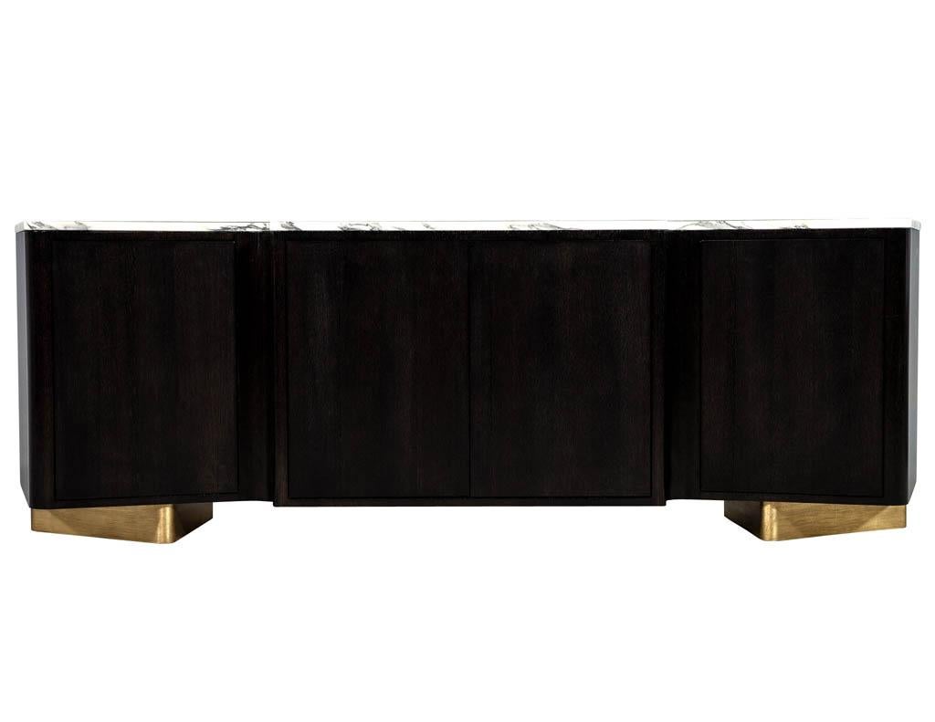 maßgefertigter moderner Sideboard-Media-Schrank mit Marmorplatte im Serpentinenstil (Blattgold) im Angebot