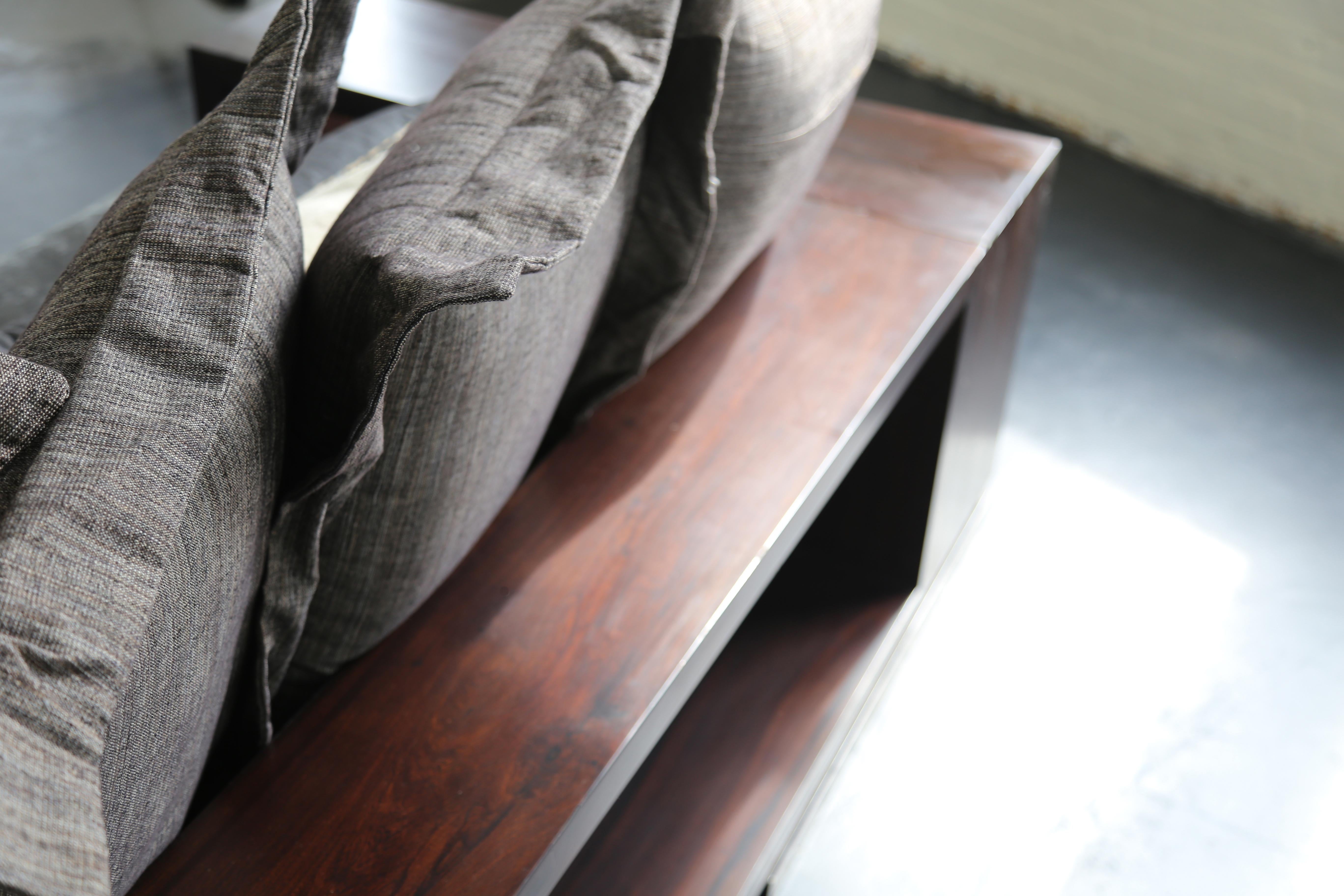 Modernes modernes Sofa aus Argentinischem Rosenholz mit Einlegeböden von Costantini, Patone (Holzarbeit) im Angebot
