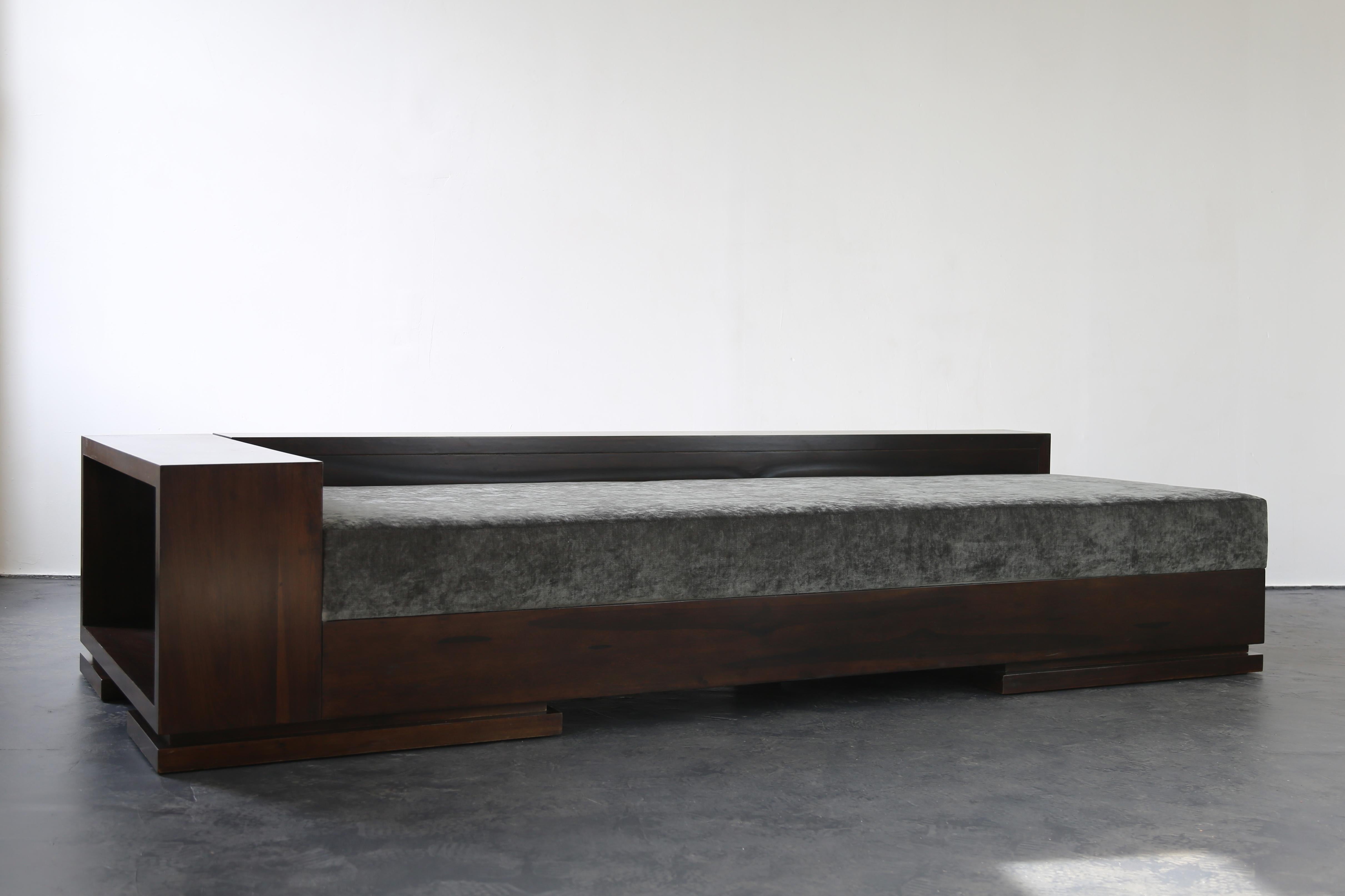 Modernes modernes Sofa aus Argentinischem Rosenholz mit Einlegeböden von Costantini, Patone (21. Jahrhundert und zeitgenössisch) im Angebot