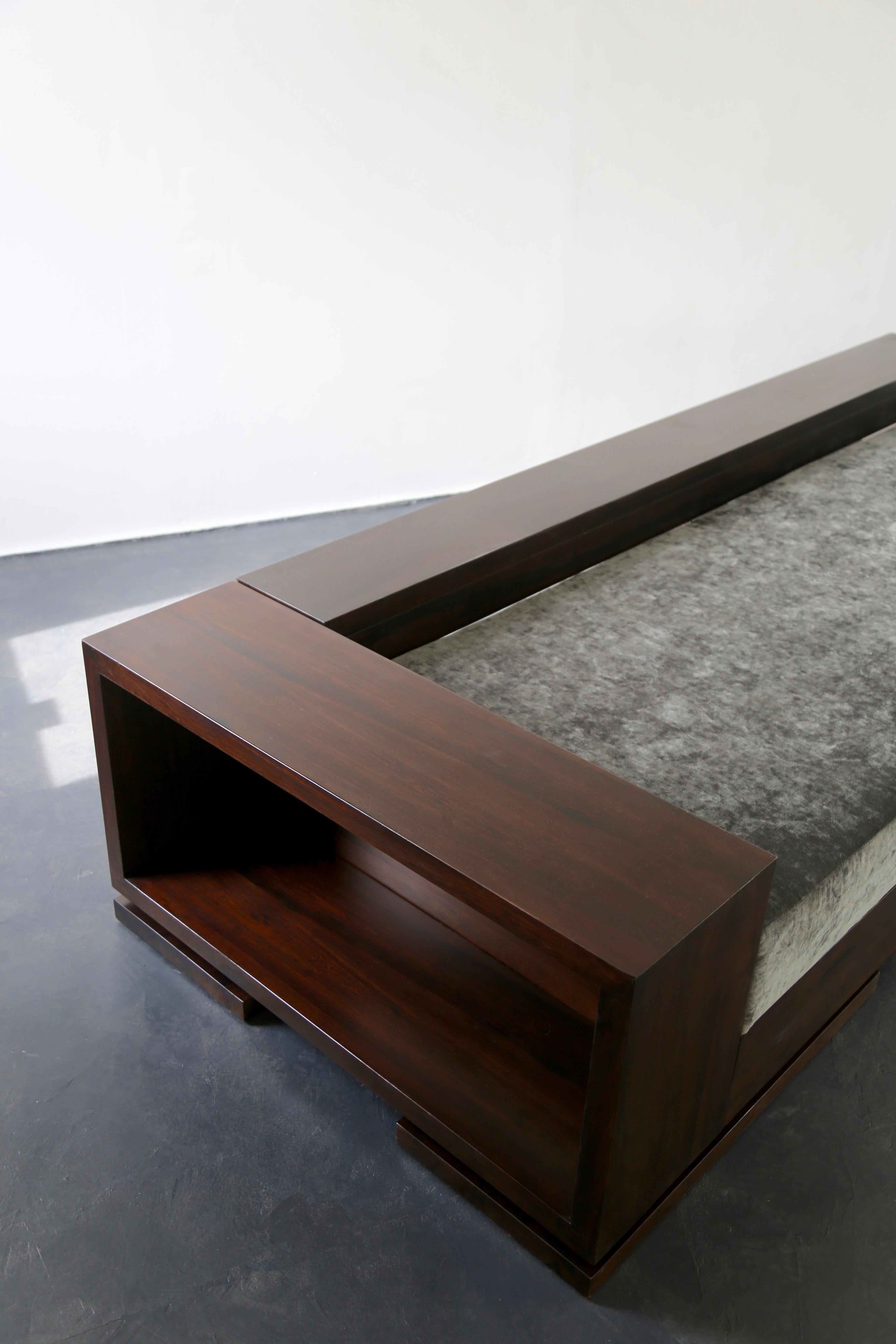 Modernes modernes Sofa aus Argentinischem Rosenholz mit Einlegeböden von Costantini, Patone (Holz) im Angebot