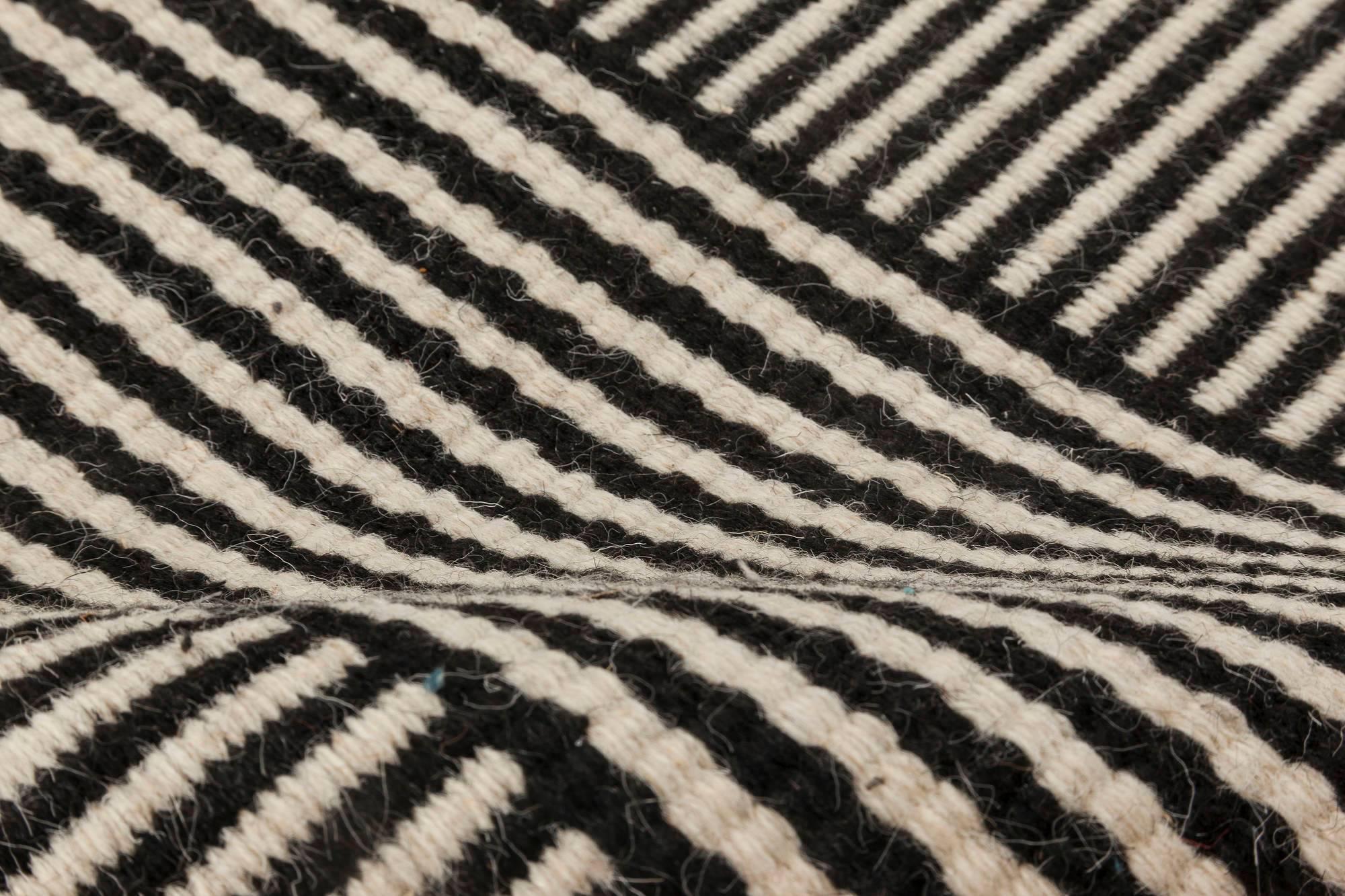 Tapis moderne en laine tissée à plat, rayé, noir et beige, par Doris Leslie Blau
Taille : 274 × 312 cm (9'0