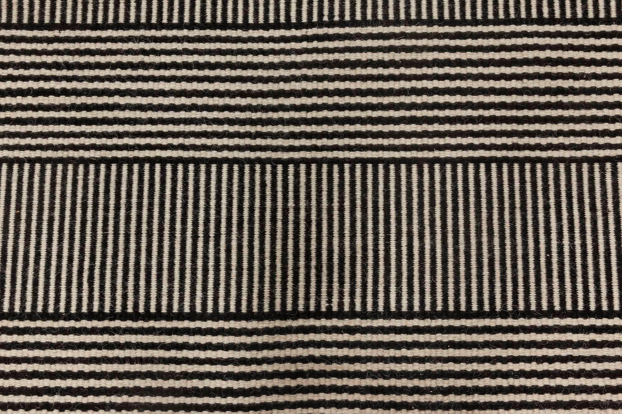 Indien The Moderns Striped Black Beige Flat-Wool Rug by Doris Leslie Blau (tapis moderne rayé, noir et beige, tissé à plat) en vente