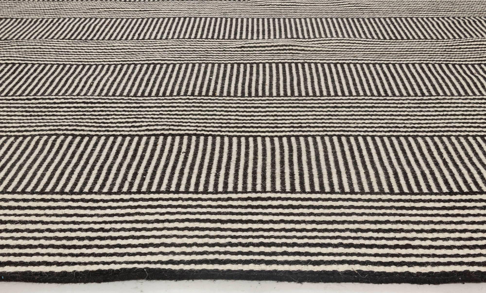 Noué à la main The Moderns Striped Black Beige Flat-Wool Rug by Doris Leslie Blau (tapis moderne rayé, noir et beige, tissé à plat) en vente
