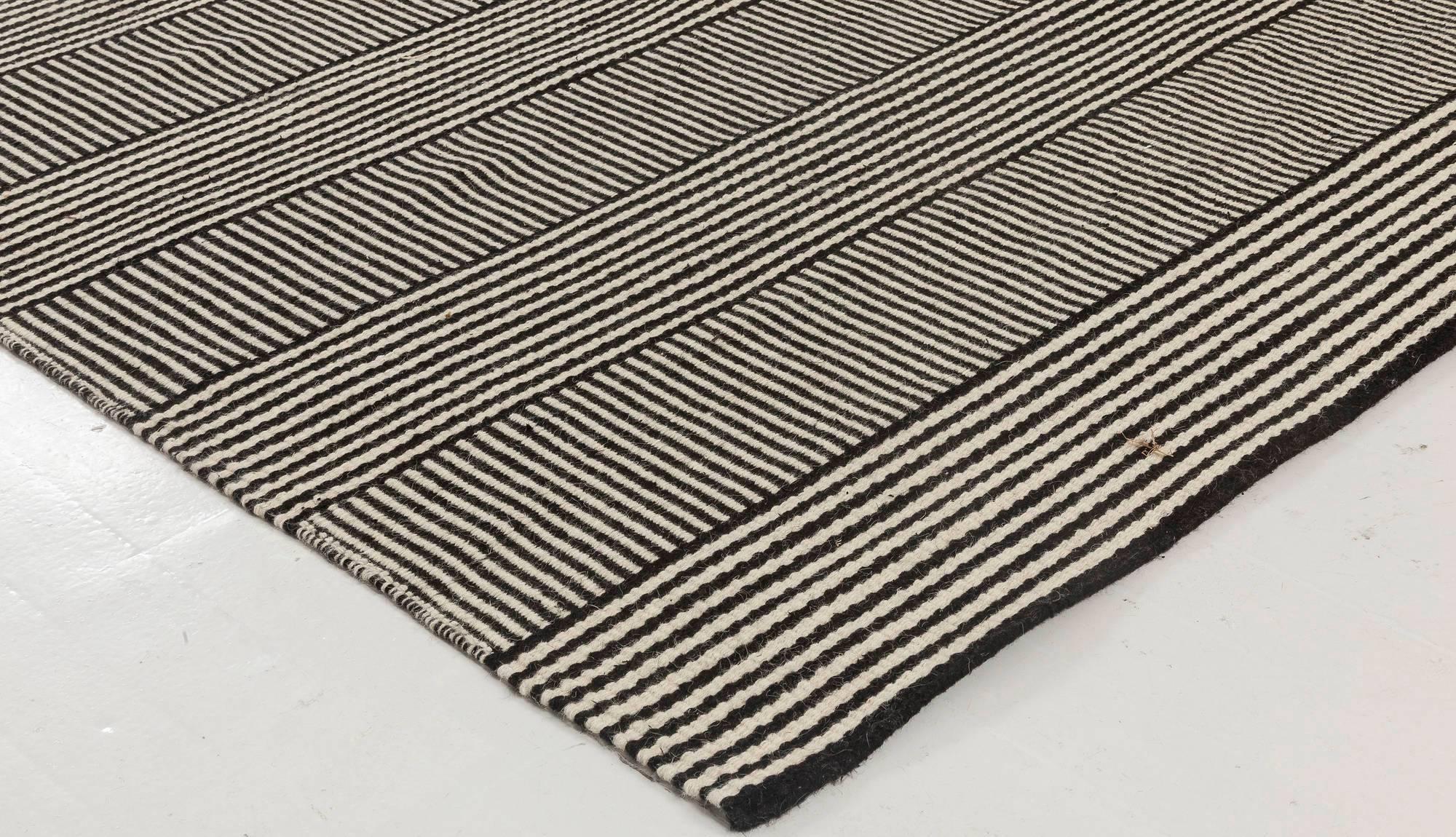 Tappeto moderno a righe nero-beige su misura in lana a tessitura piatta di Doris Leslie Blau In condizioni Nuovo in vendita a New York, NY