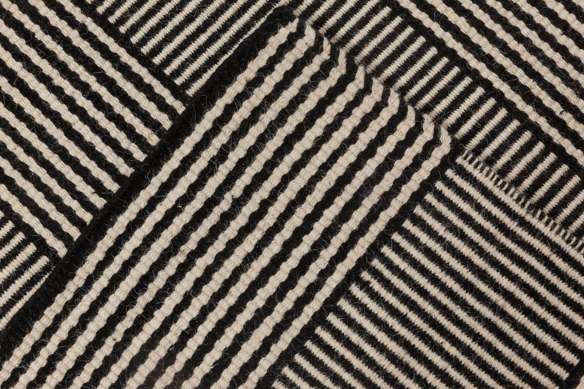 XXIe siècle et contemporain The Moderns Striped Black Beige Flat-Wool Rug by Doris Leslie Blau (tapis moderne rayé, noir et beige, tissé à plat) en vente