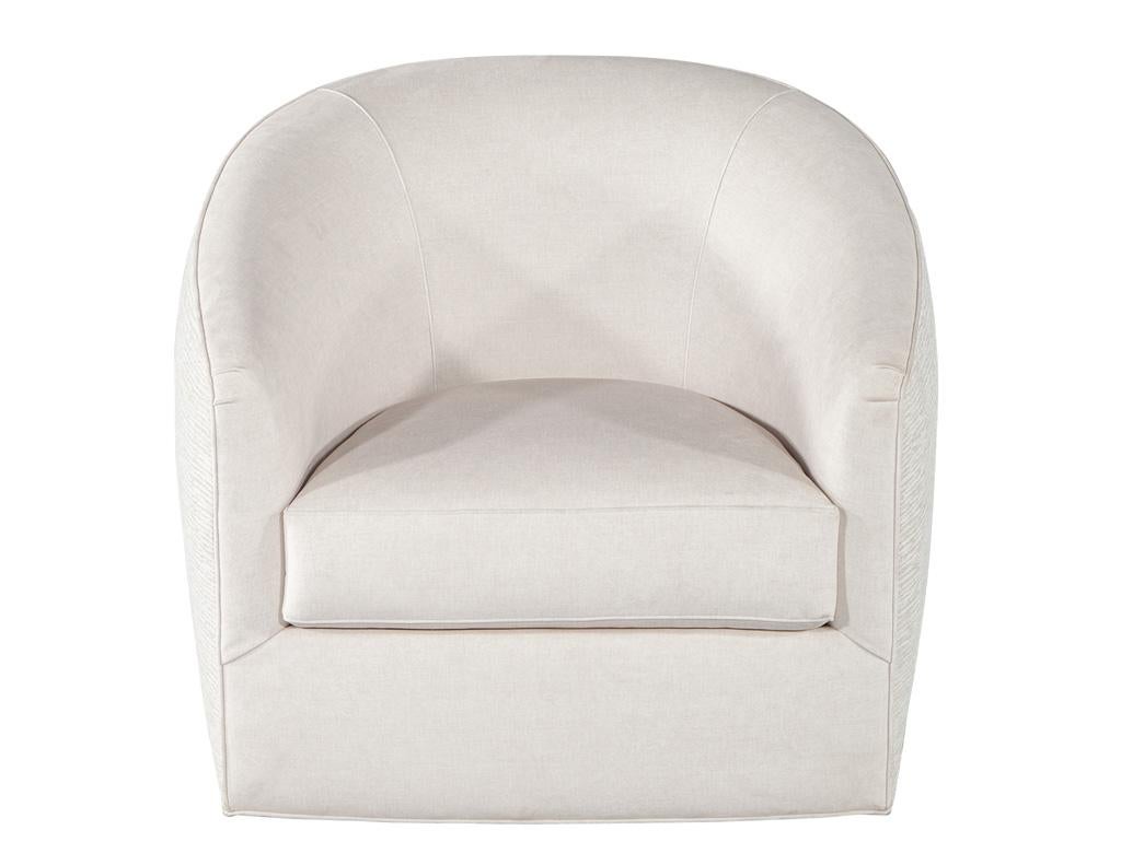 Voici notre exquise paire de chaises pivotantes modernes incurvées, méticuleusement fabriquées à la main par Carrocel, où l'art rencontre le confort. Ces superbes chaises présentent une forme arrondie et incurvée unique qui non seulement renforce