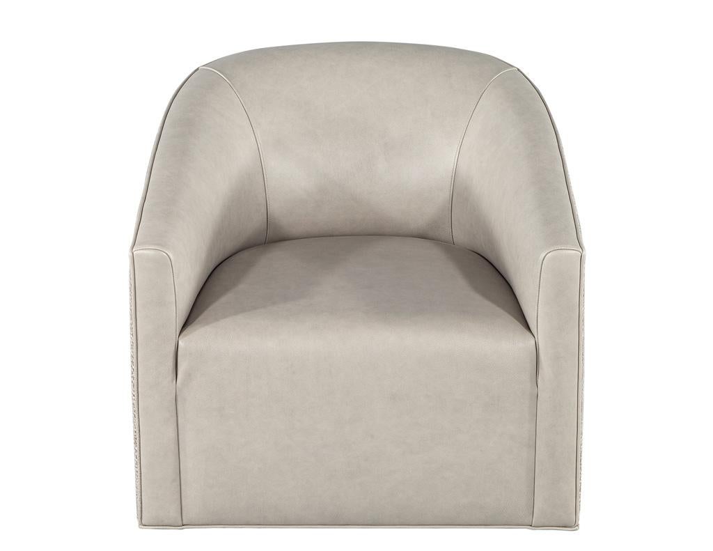 Eleva il tuo spazio abitativo con questa squisita coppia di sedie girevoli moderne personalizzate, meticolosamente realizzate a mano dagli artigiani di Carrocel. Con un design unico e curvilineo, queste sedie sono un'elegante fusione di forma e