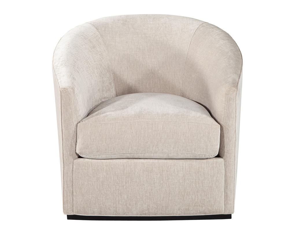 Eleva il tuo spazio abitativo con questa squisita coppia di sedie girevoli curve moderne, meticolosamente realizzate su misura e a mano da Carrocel. Progettate con una sorprendente forma curva e arrotondata, queste sedie non solo offrono un comfort