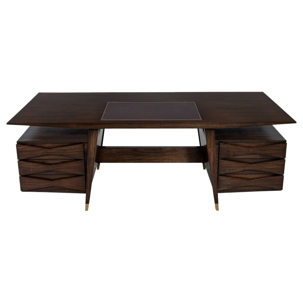 Bureau de direction The Moderns en noyer par Carrocel