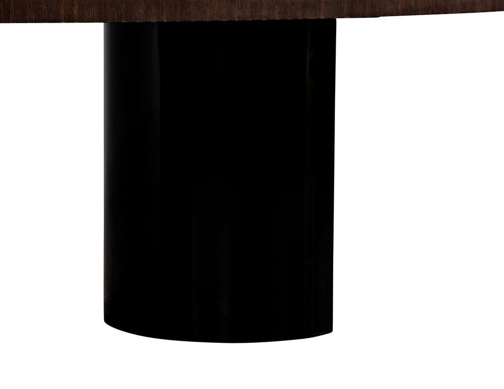 Table de salle à manger moderne en noyer étoilé sur mesure avec piédestaux incurvés noirs en vente 6