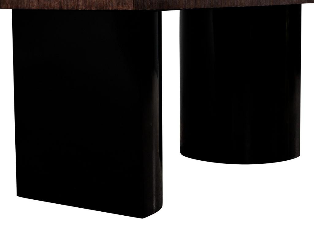 Table de salle à manger moderne en noyer étoilé sur mesure avec piédestaux incurvés noirs en vente 7