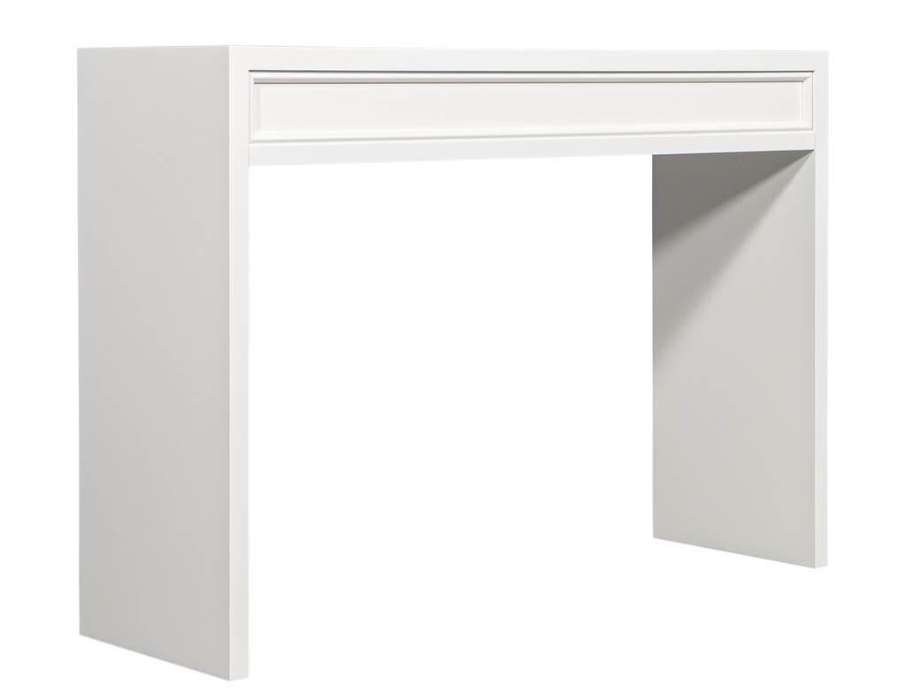 Table console moderne blanche sur mesure Neuf - En vente à North York, ON