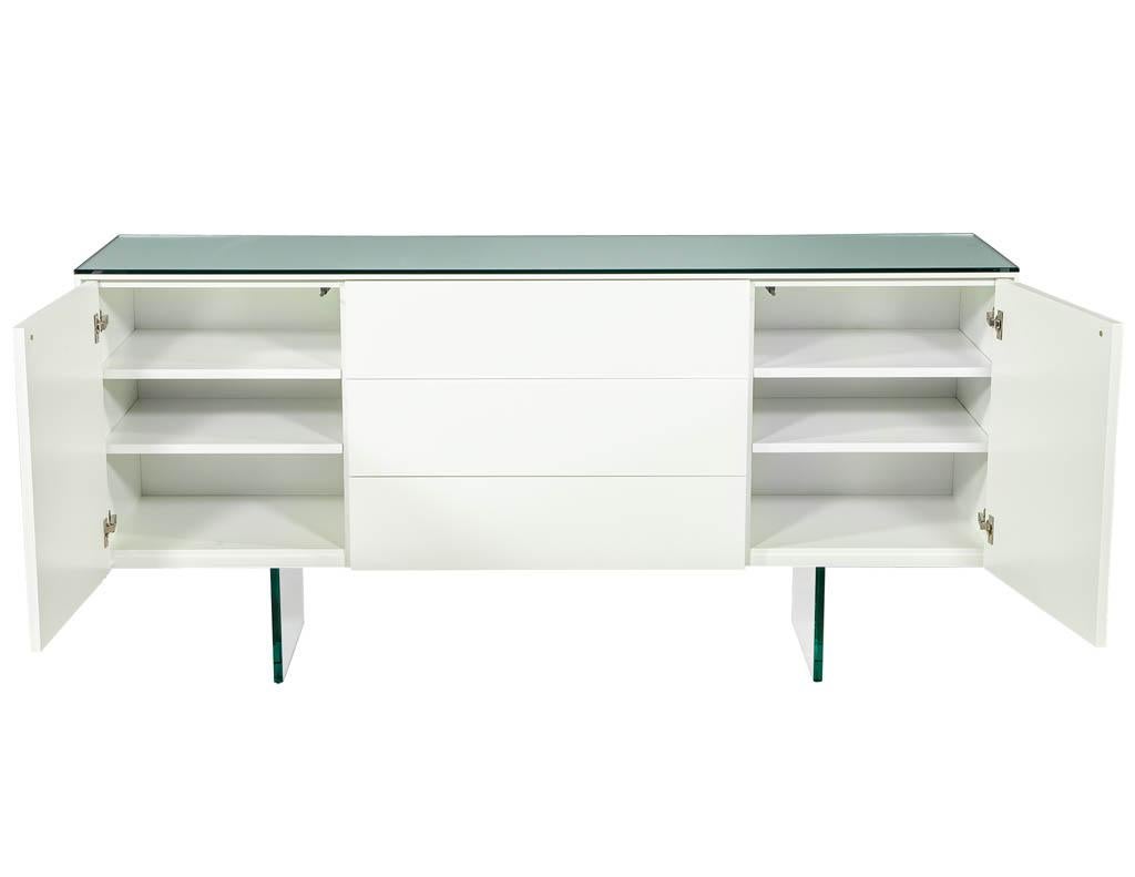 Individuelles modernes weiß lackiertes Sideboard Buffet mit Glas Ausstattung (Moderne) im Angebot