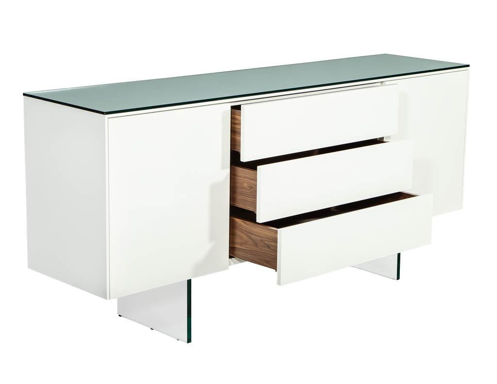 Individuelles modernes weiß lackiertes Sideboard Buffet mit Glas Ausstattung (Kanadisch) im Angebot