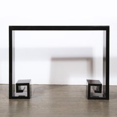 Console modernista personalizzata in lacca nera con dettagli in chiave greca