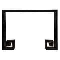 Console moderniste sur mesure en laque noire avec détails en forme de clé grecque