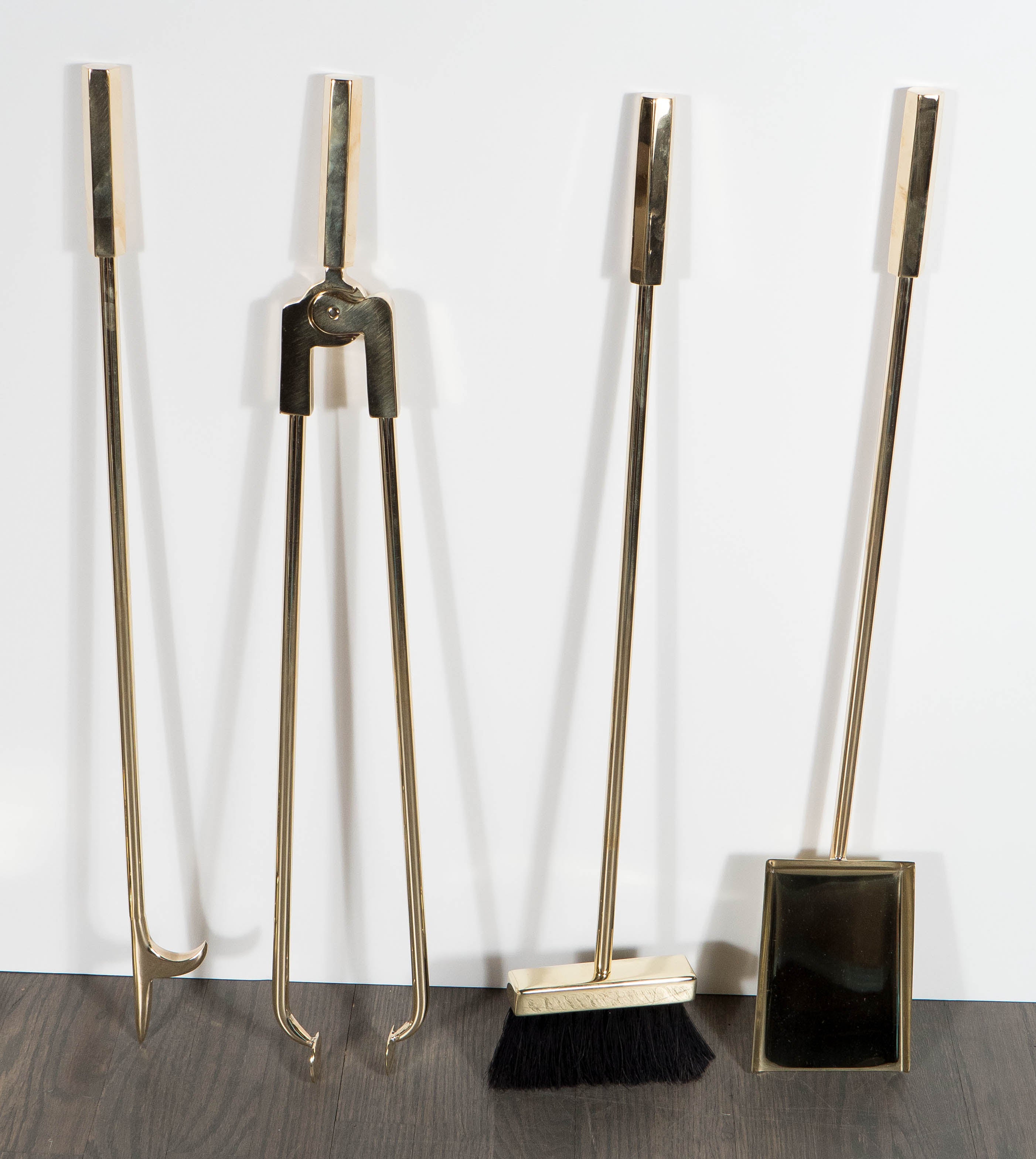 Américain Ensemble d'outils de cheminée modernistes sur mesure en laiton poli, quatre pièces en vente