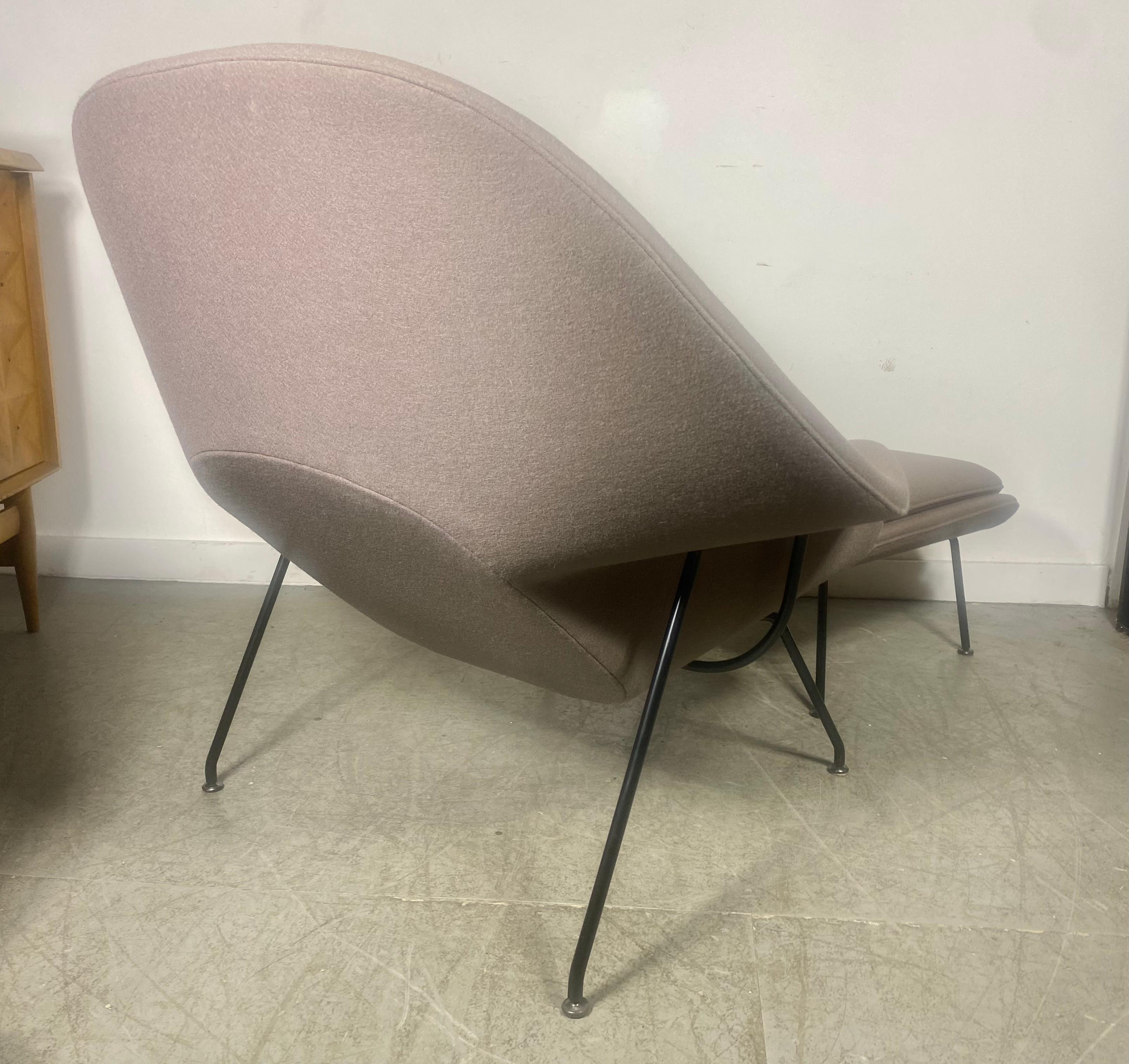 Chaise et pouf moderniste KNOLL Womb d'Eero Saarinen  Excellent état - En vente à Buffalo, NY