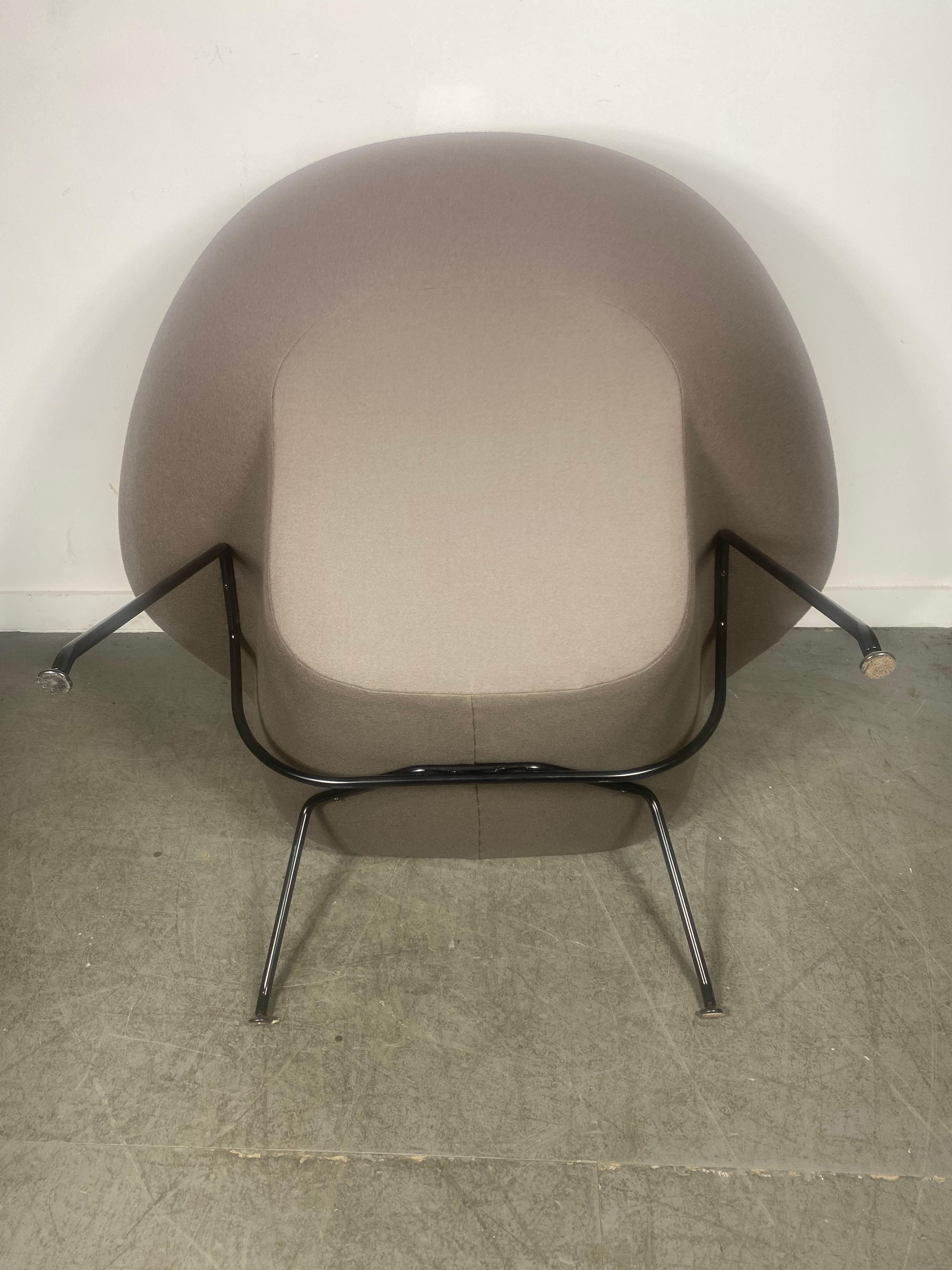 Maßgefertigter modernistischer KNOLL Womb Chair und Ottomane von Eero Saarinen  (Wolle) im Angebot