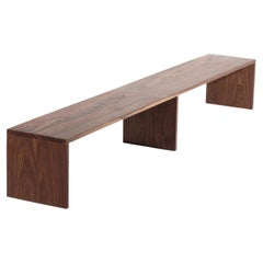 Banc bas moderniste sur mesure en noyer, 2023