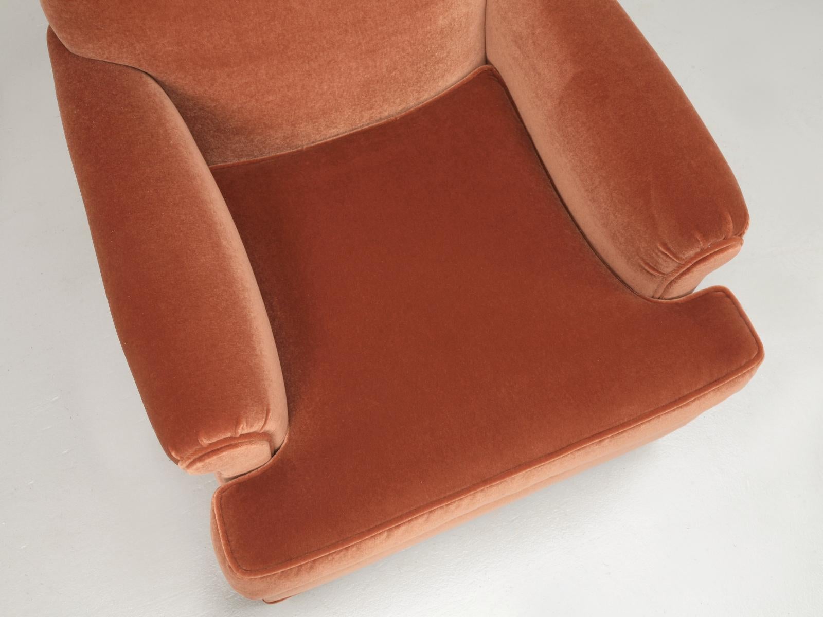 Maßgefertigter Clubsessel nach dem Vorbild eines französischen Vintage-Stuhls. Das Gestell wurde in der Werkstatt von Old Plank gebaut und dann in unserer Polsterei gepolstert - dieser Stuhl wurde mit Mohair bezogen, aber wir können jeden Stoff