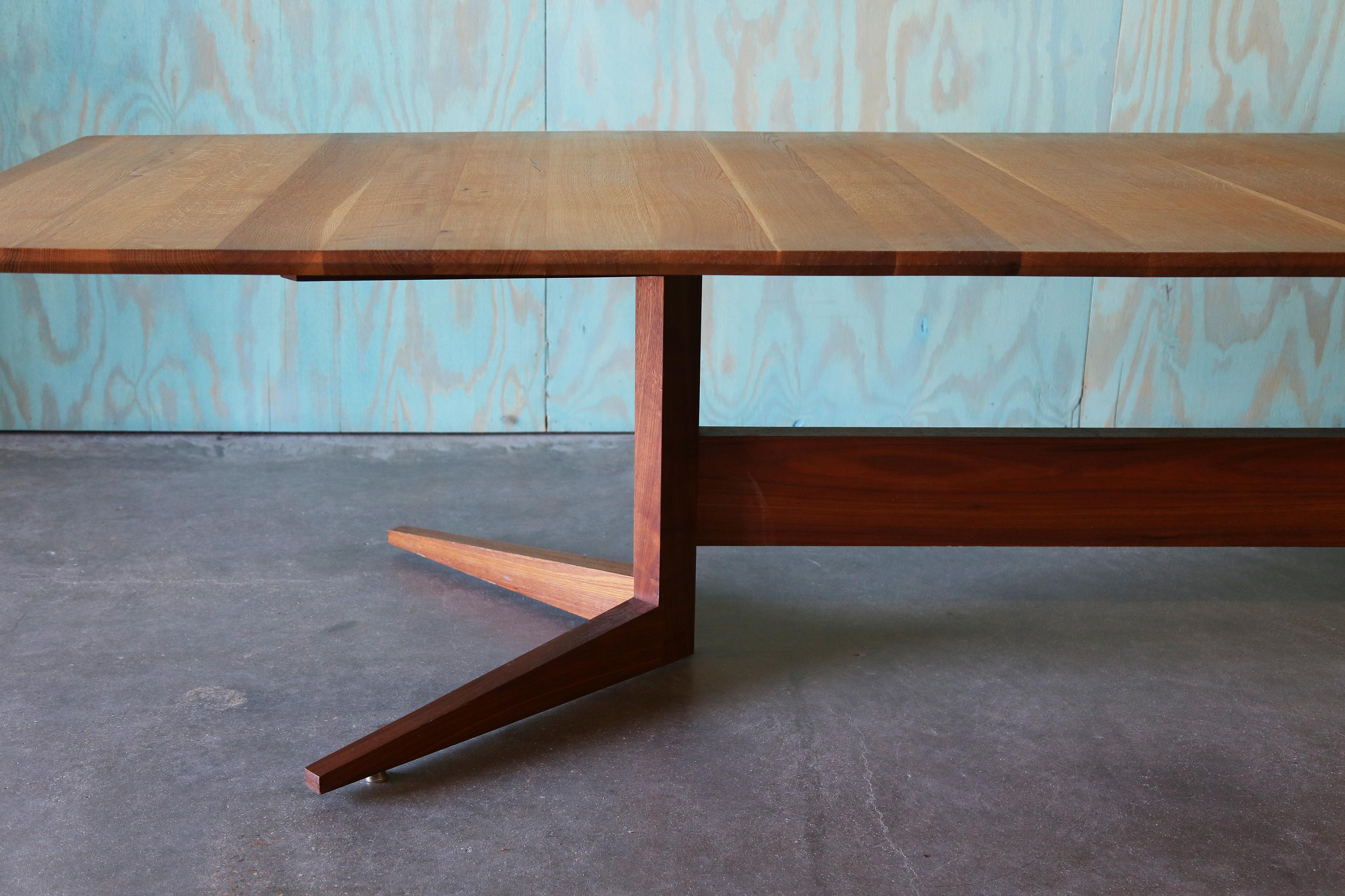 Une table de conférence/salle à manger monumentale fabriquée en studio. Conçu et fabriqué à la main par Tate Pray de Poem Furniture à Charlottesville Va vers la fin des années 2010. Le plateau est en chêne massif scié sur quartier, en forme de