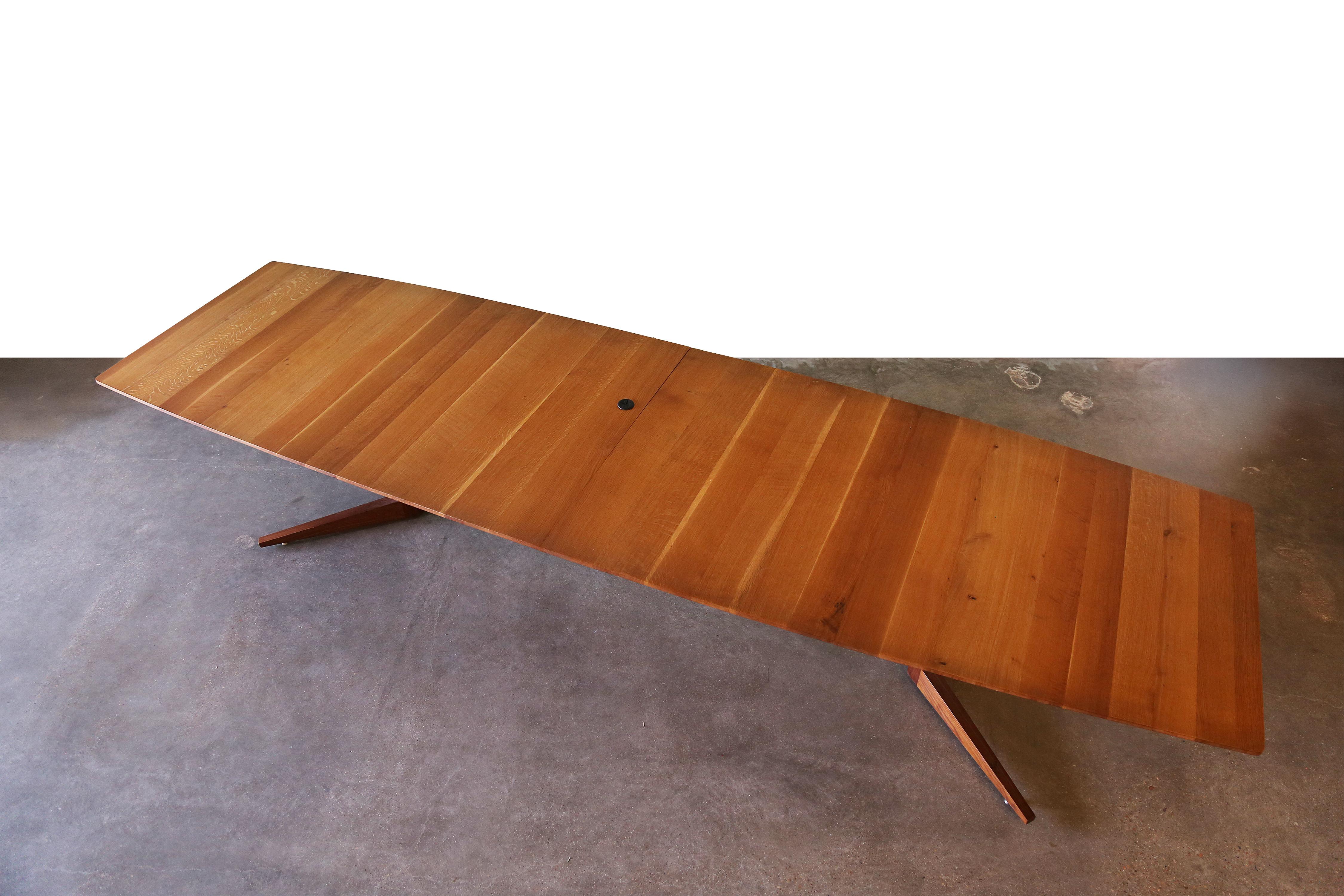 Américain CUSTOM MADE Table de salle à manger de conférence en chêne scié en quartier Studio Made en vente