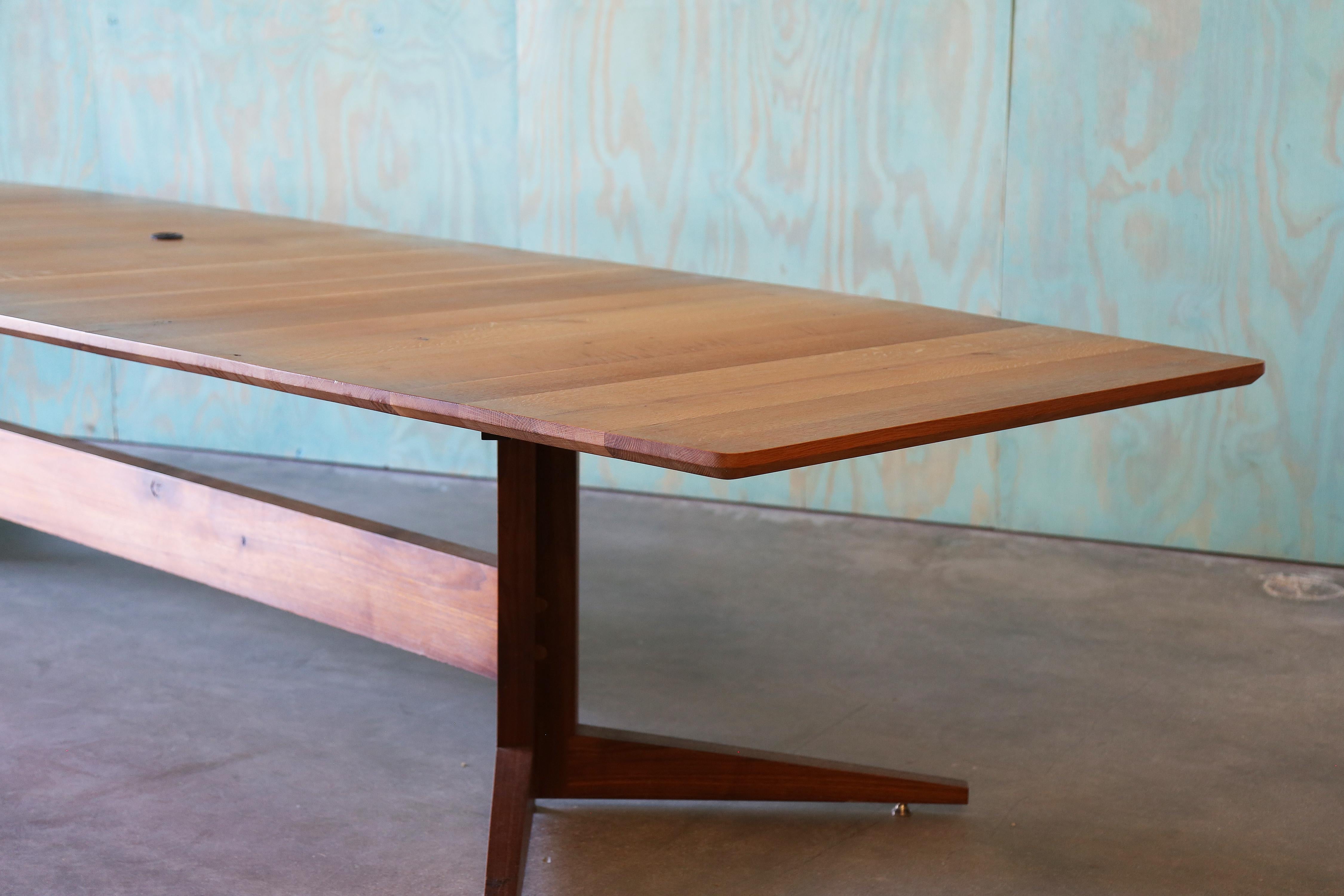 CUSTOM MADE Table de salle à manger de conférence en chêne scié en quartier Studio Made en vente 2