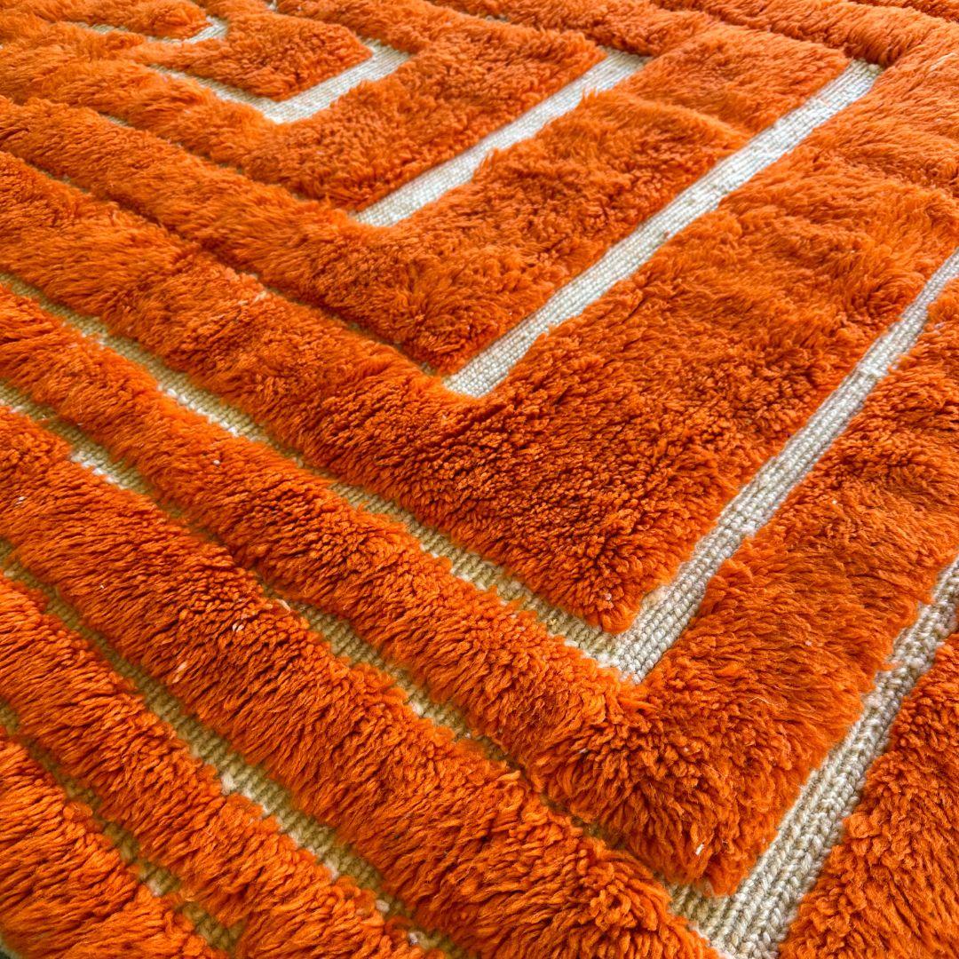Noué à la main Tapis marocain 9x12FT symphonie Sahara, design texturé orange, fabriqué sur commande en vente