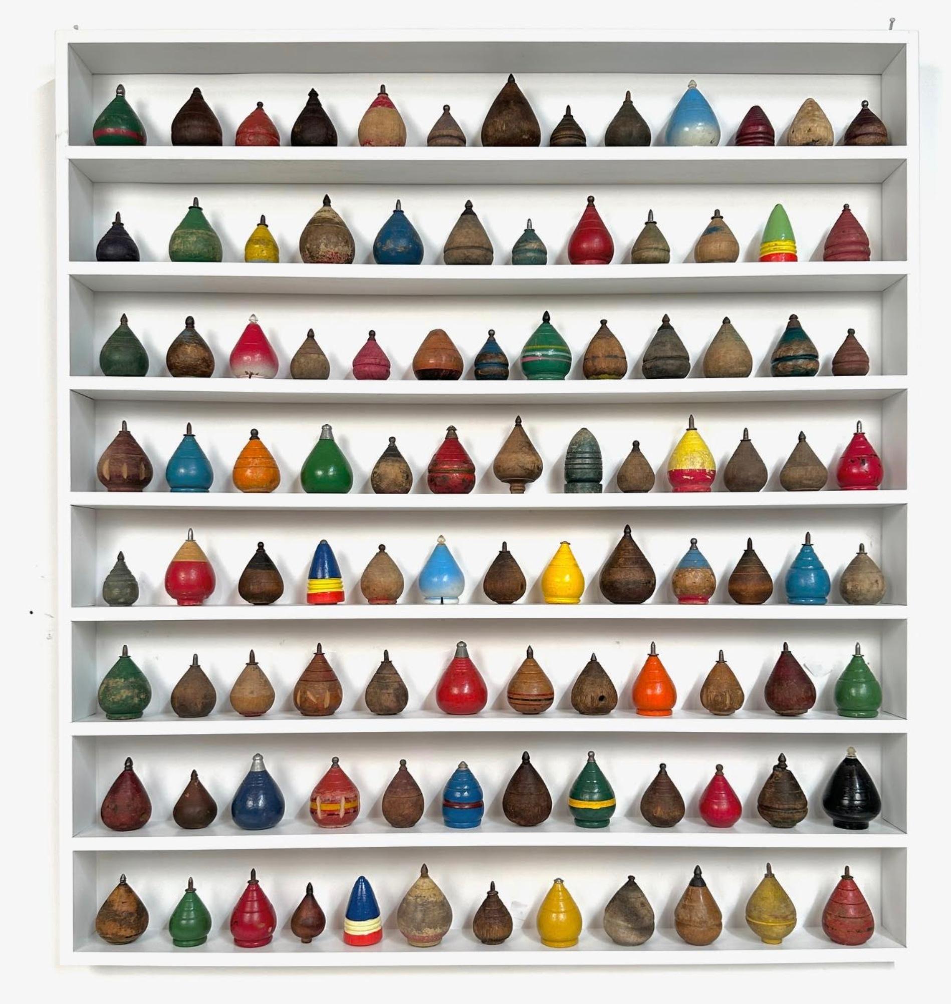 Arte popolare Collezione su misura di 100 antiche trottole in legno per bambini. in vendita