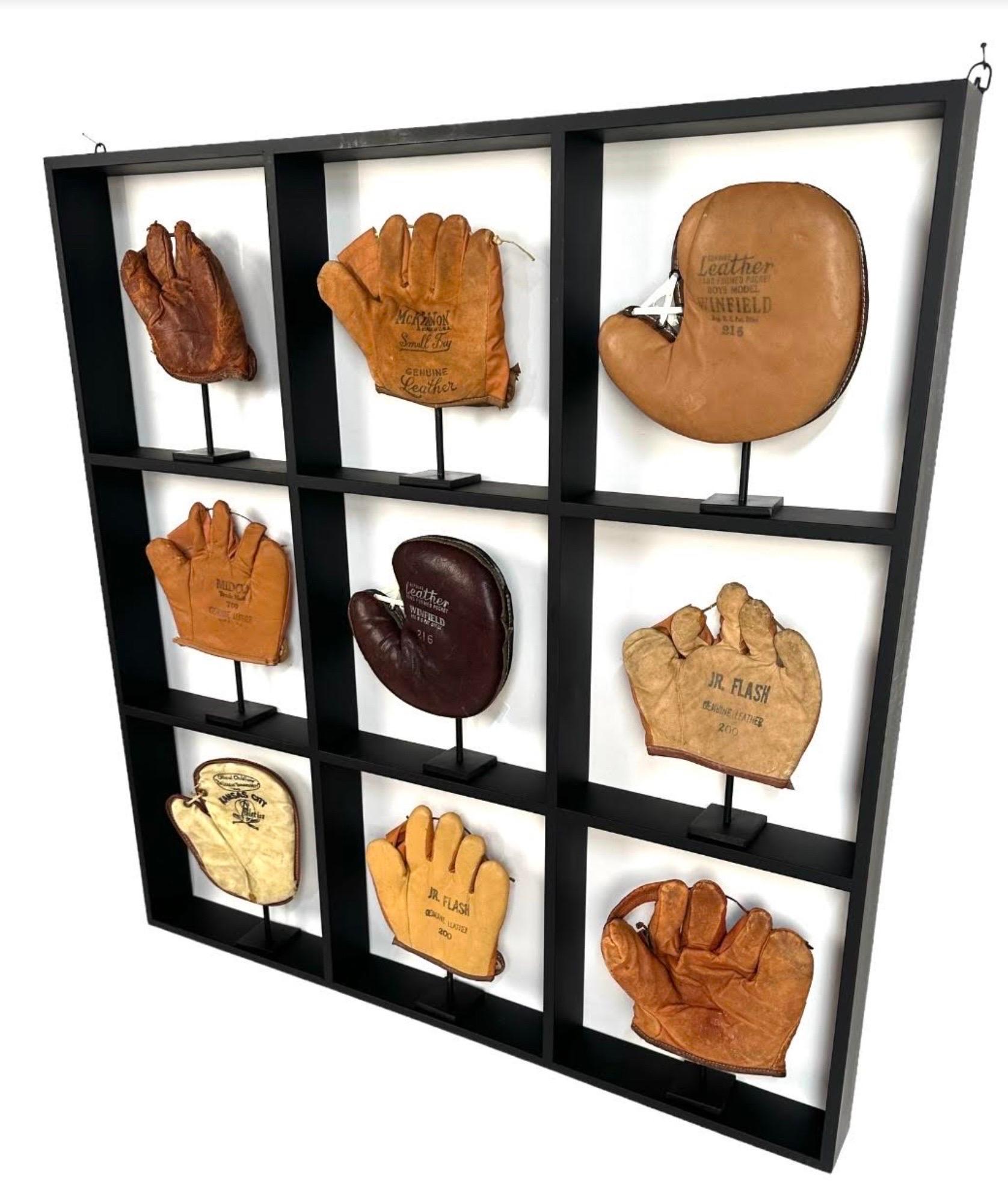 Maßgefertigte montierte Ausstellung antiker Baseballhandschuhe für Kinder (Volkskunst) im Angebot