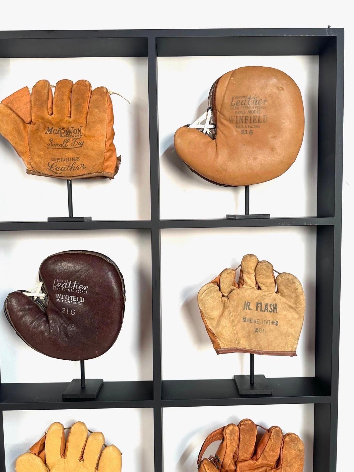 Maßgefertigte montierte Ausstellung antiker Baseballhandschuhe für Kinder (Leder) im Angebot