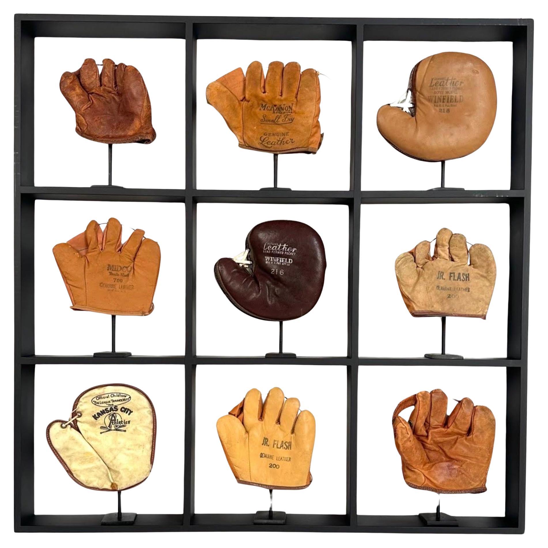 Maßgefertigte montierte Ausstellung antiker Baseballhandschuhe für Kinder im Angebot