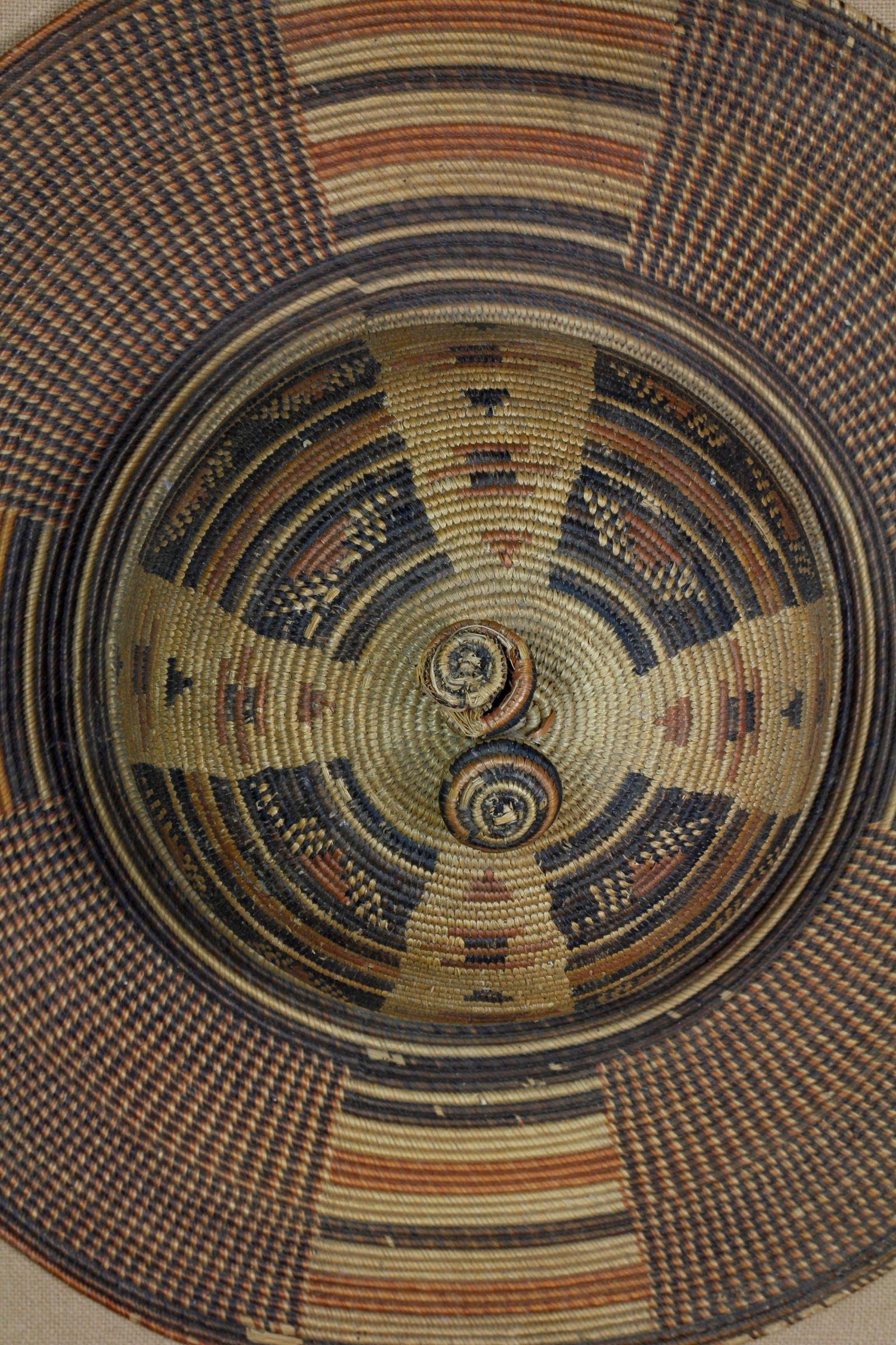 Tribal Chapeau en fibre tissée à large bord monté sur mesure, région du Kasaï, RDC en vente