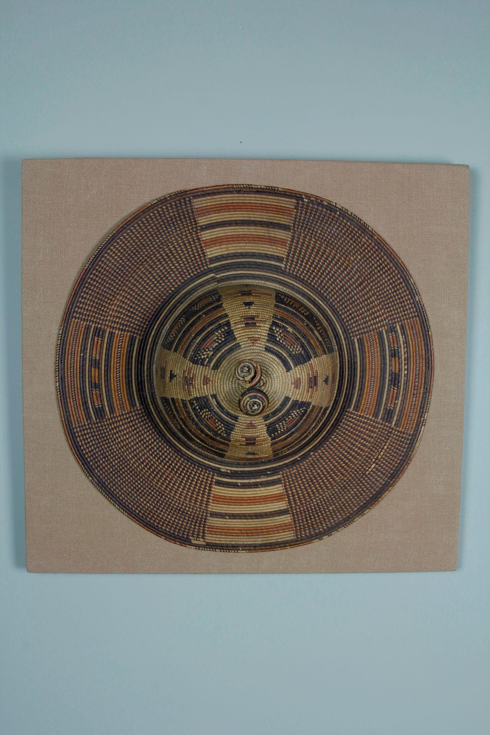 Tissé à la main Chapeau en fibre tissée à large bord monté sur mesure, région du Kasaï, RDC en vente