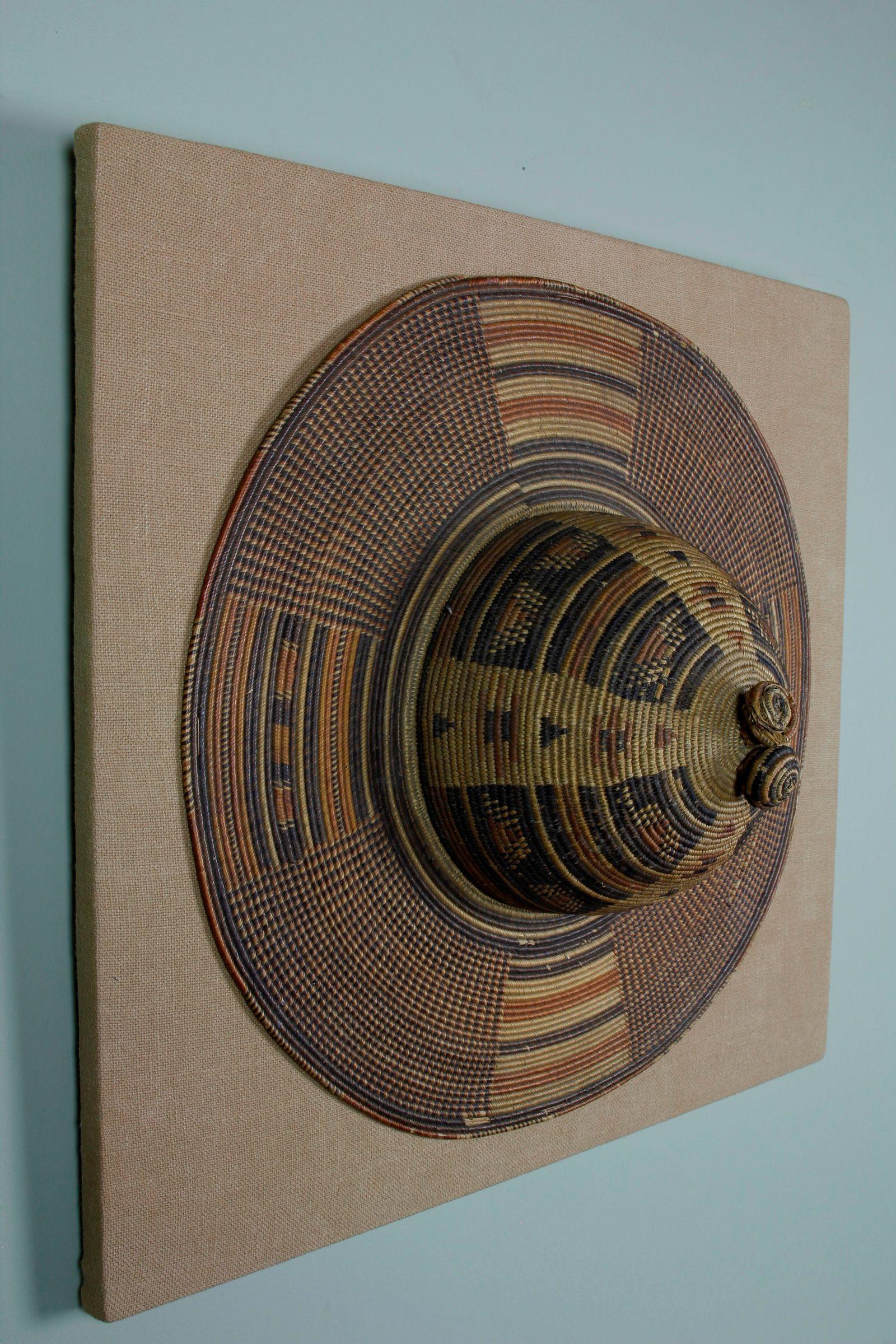 Chapeau en fibre tissée à large bord monté sur mesure, région du Kasaï, RDC Bon état - En vente à London, GB
