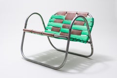 Silla "Recycled Artist In Residency", inspirada en una silla de jardín, materiales reutilizados