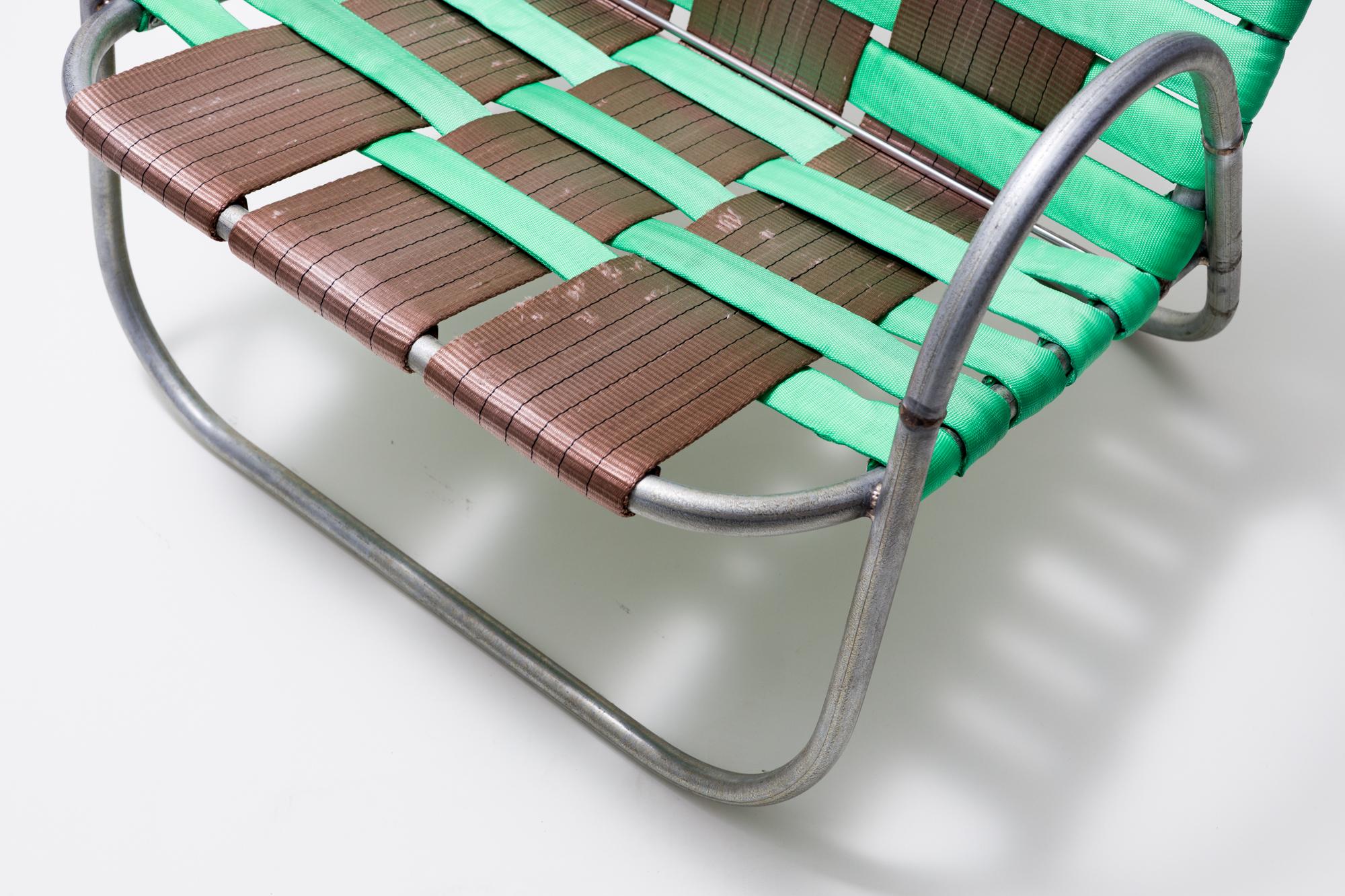 Postmoderne Chaise d'artiste en résidence recyclée, chaise de jardin inspirée, matériaux réutilisés en vente