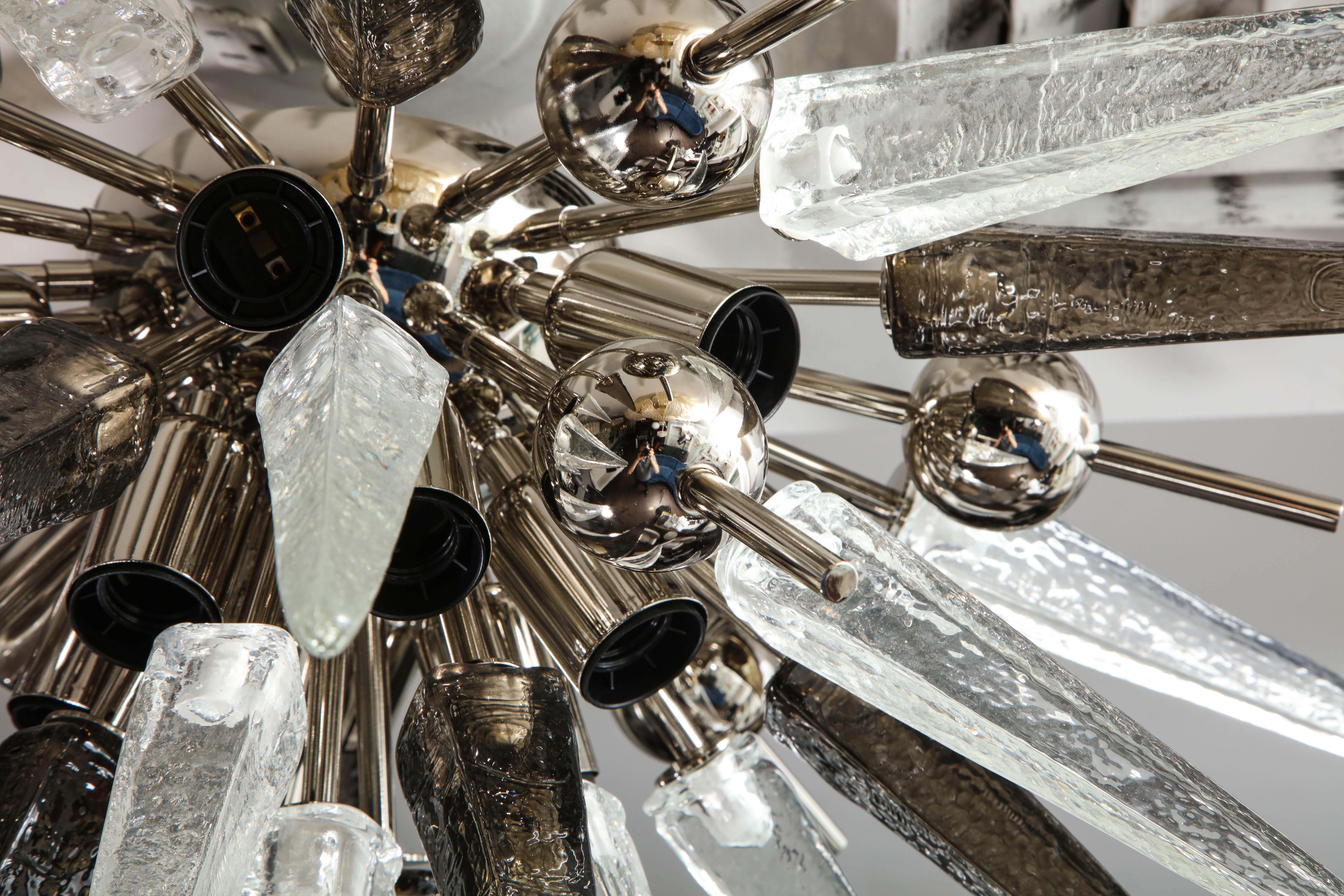 Maßgefertigte Einbaubeleuchtung aus klarem und rauchfarbenem Muranoglas mit Metallkugeln (21. Jahrhundert und zeitgenössisch) im Angebot