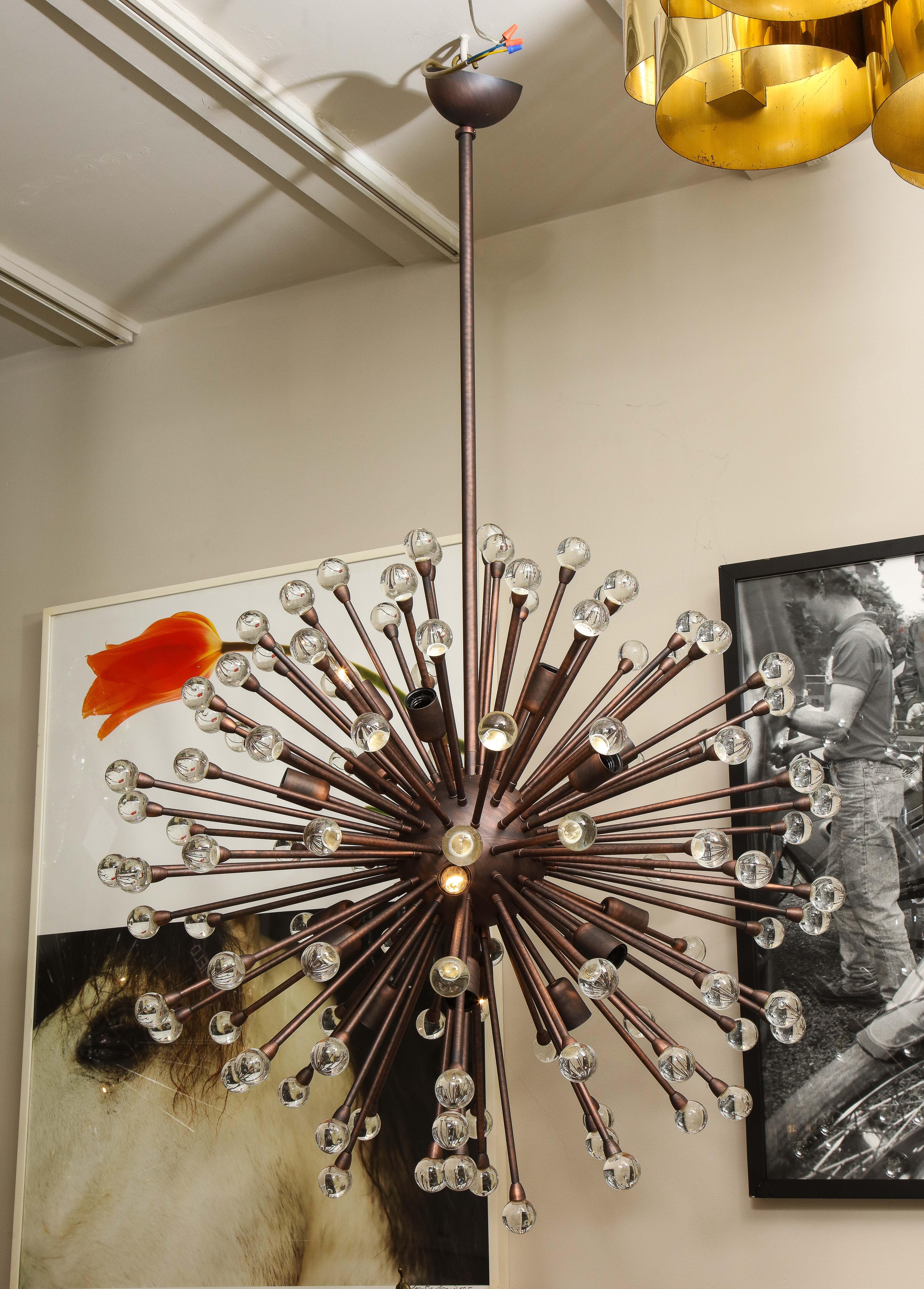 Lustre Sputnik à boules en verre de Murano réalisé sur mesure en bronze huilé. Le lustre dispose de 18 douilles standard (E12) pour éclairer des boules de verre parfaitement rondes fabriquées à la main par les artisans verriers de Murano, en Italie.