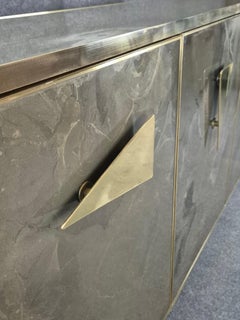 Buffet en verre de Murano sur mesure avec portes peintes à la main et détails en laiton