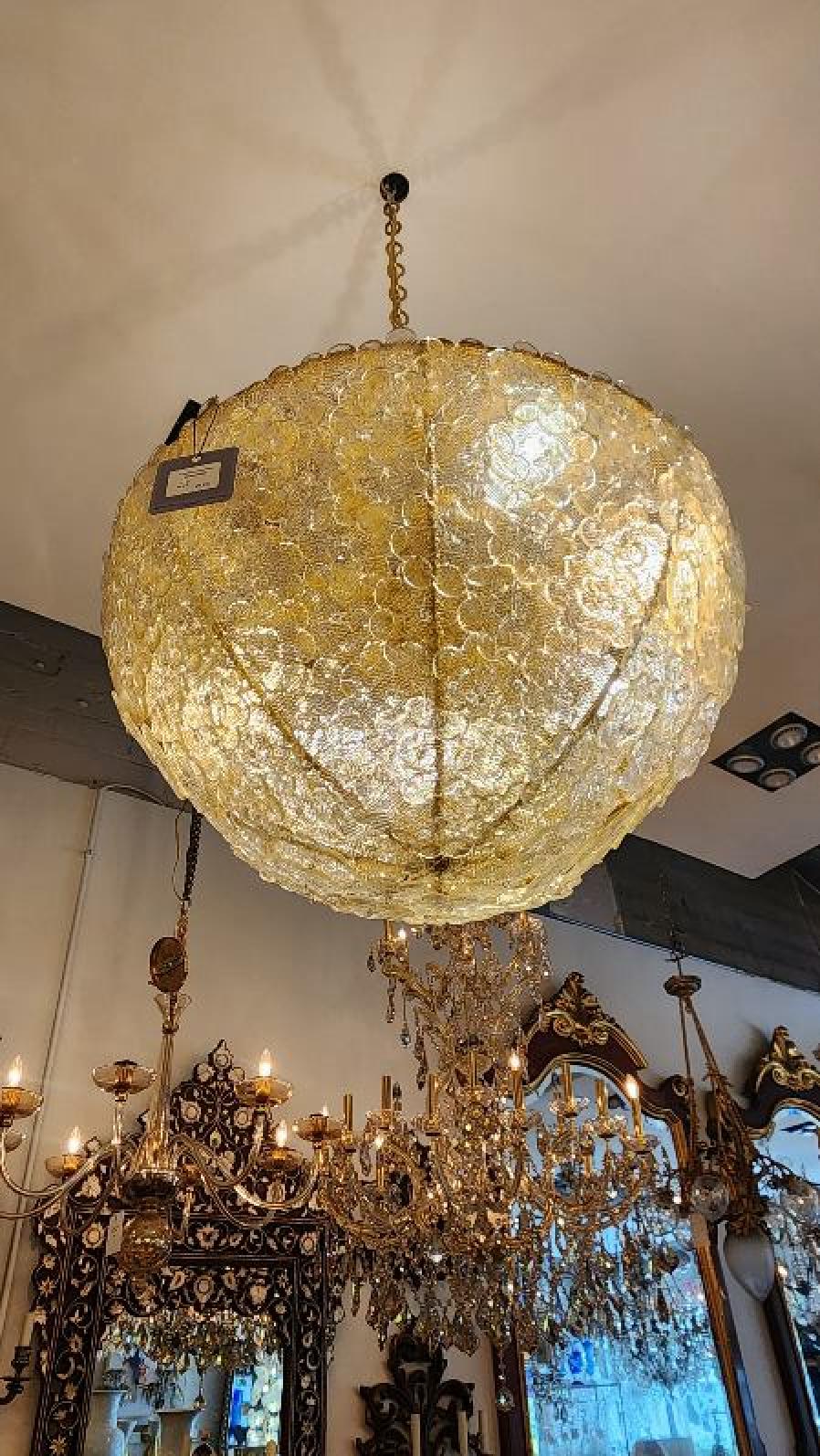 Questo annuncio presenta un lampadario personalizzato in vetro di Murano 