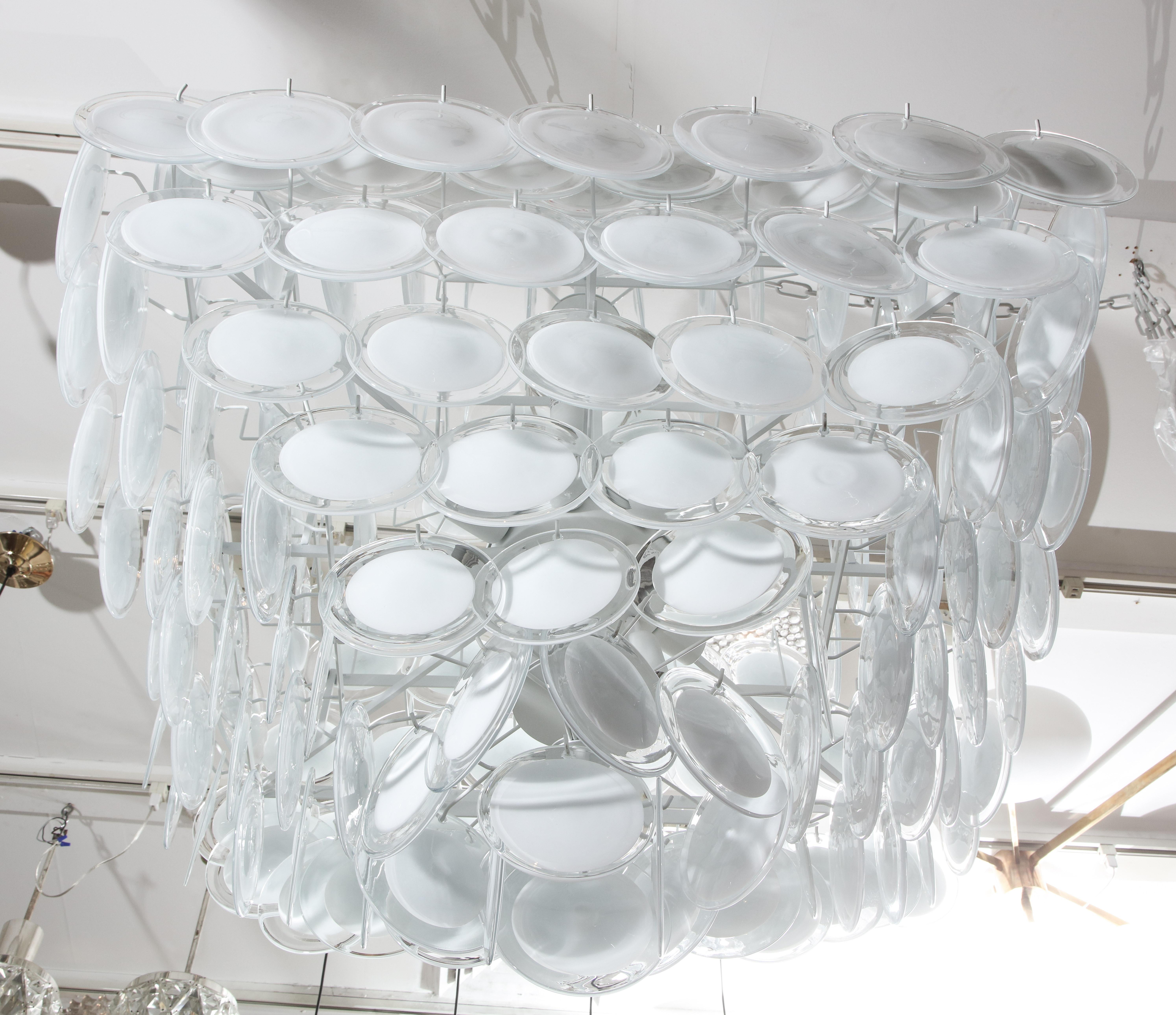 Großer weißer Muranoglas-Scheiben-Kronleuchter in Doppel Pyramidenform im Angebot 1