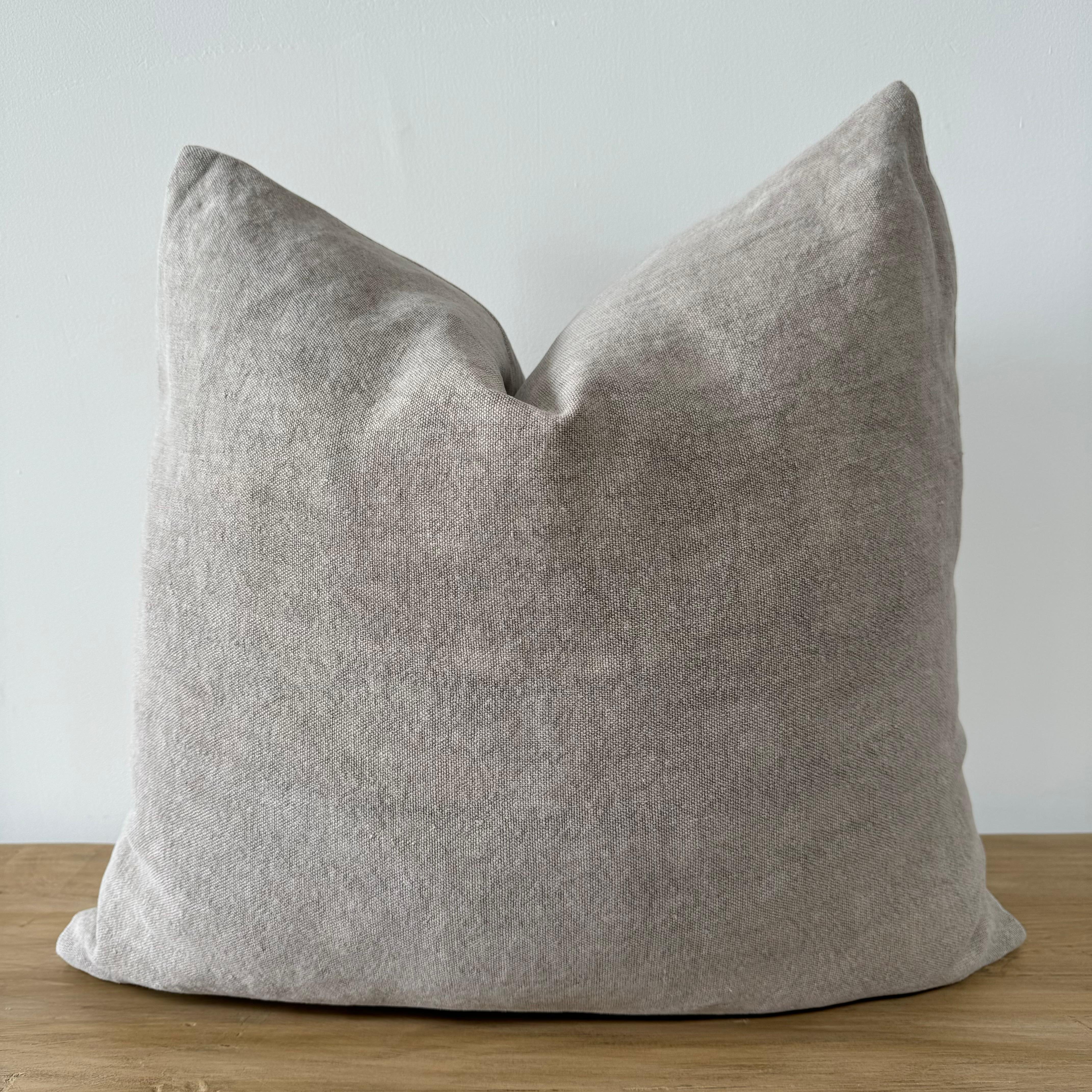 Cuscino personalizzato in lino lavato a pietra naturale con inserto in piuma d'oca.
Lino europeo pesante in colore naturale, con chiusura a cerniera.
Cuciture overlocked, lavabile in lavatrice.

Dimensioni: 22