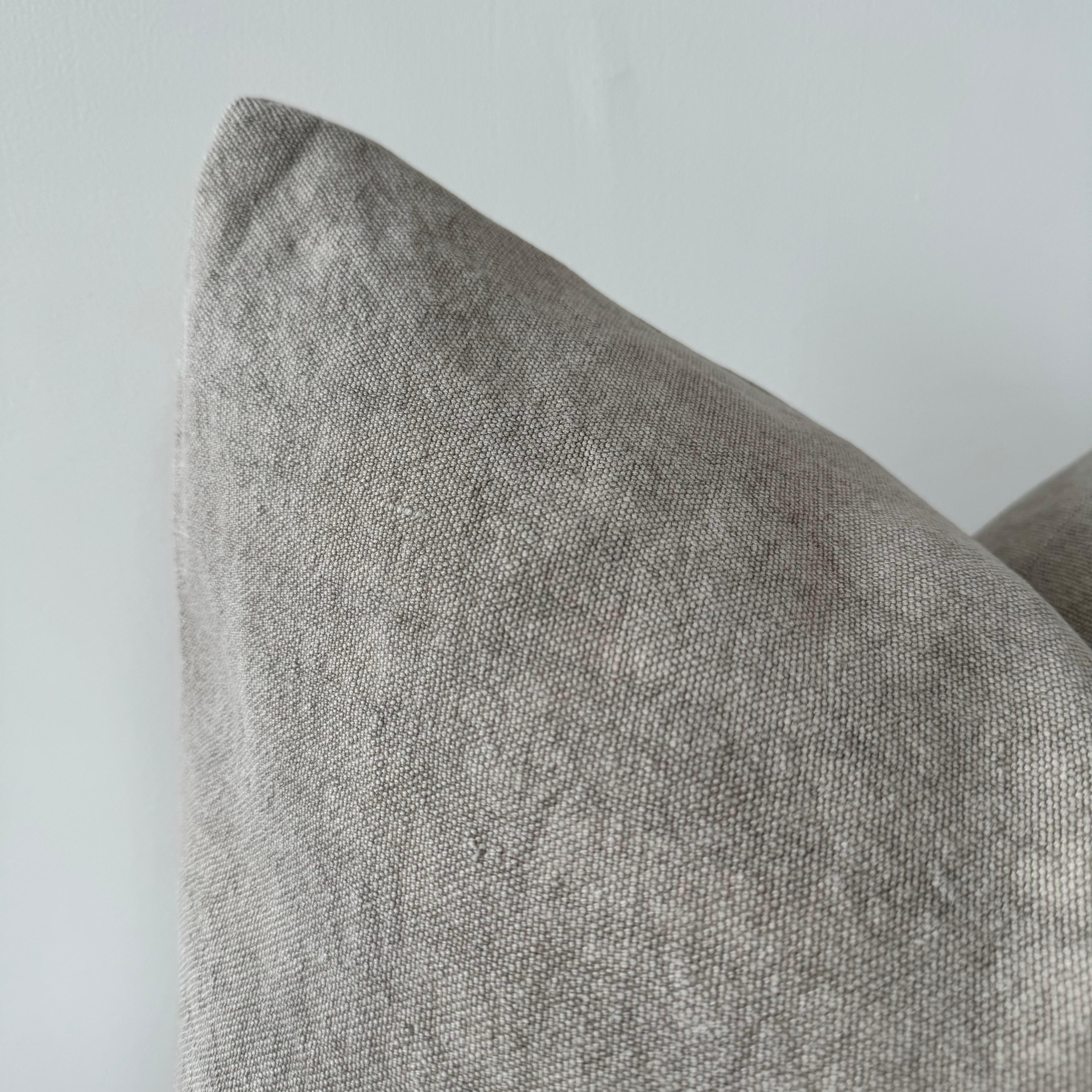 XXI secolo e contemporaneo Cuscino in lino lavato A. Stone personalizzato con inserto in piuma d'oca in vendita