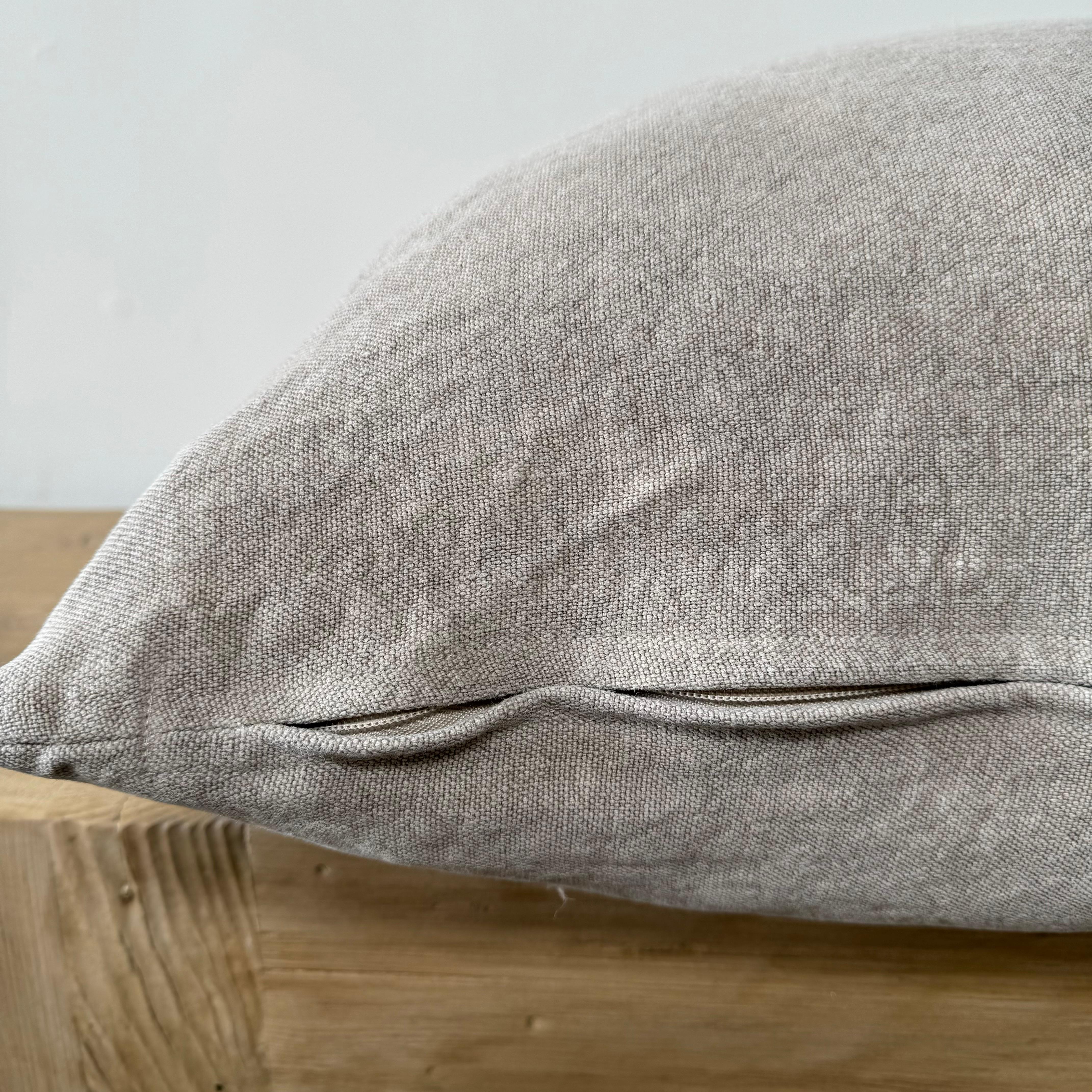Cuscino in lino lavato A. Stone personalizzato con inserto in piuma d'oca in vendita 1