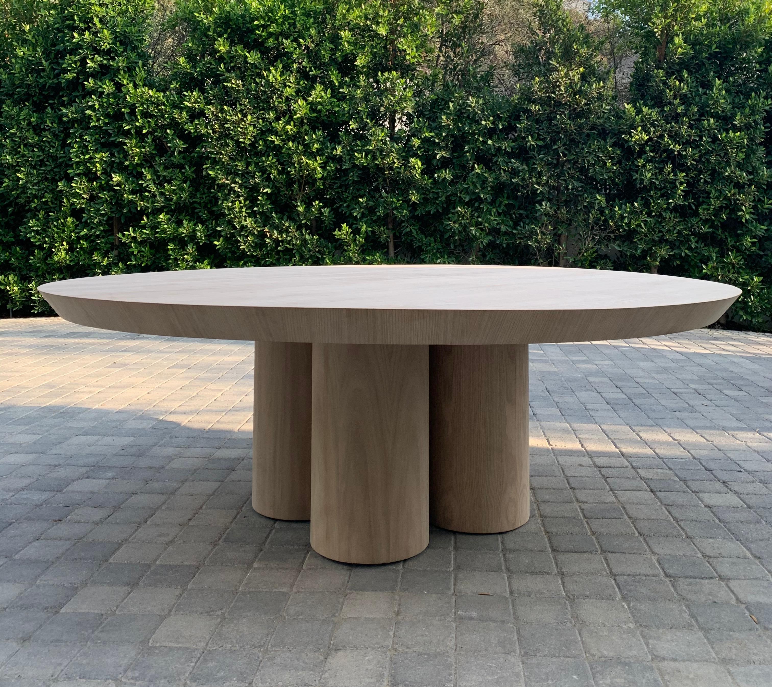 Table de salle à manger en chêne brut sur mesure avec finition mate et pieds cylindriques tripodes.

La largeur de la base est de 2'6