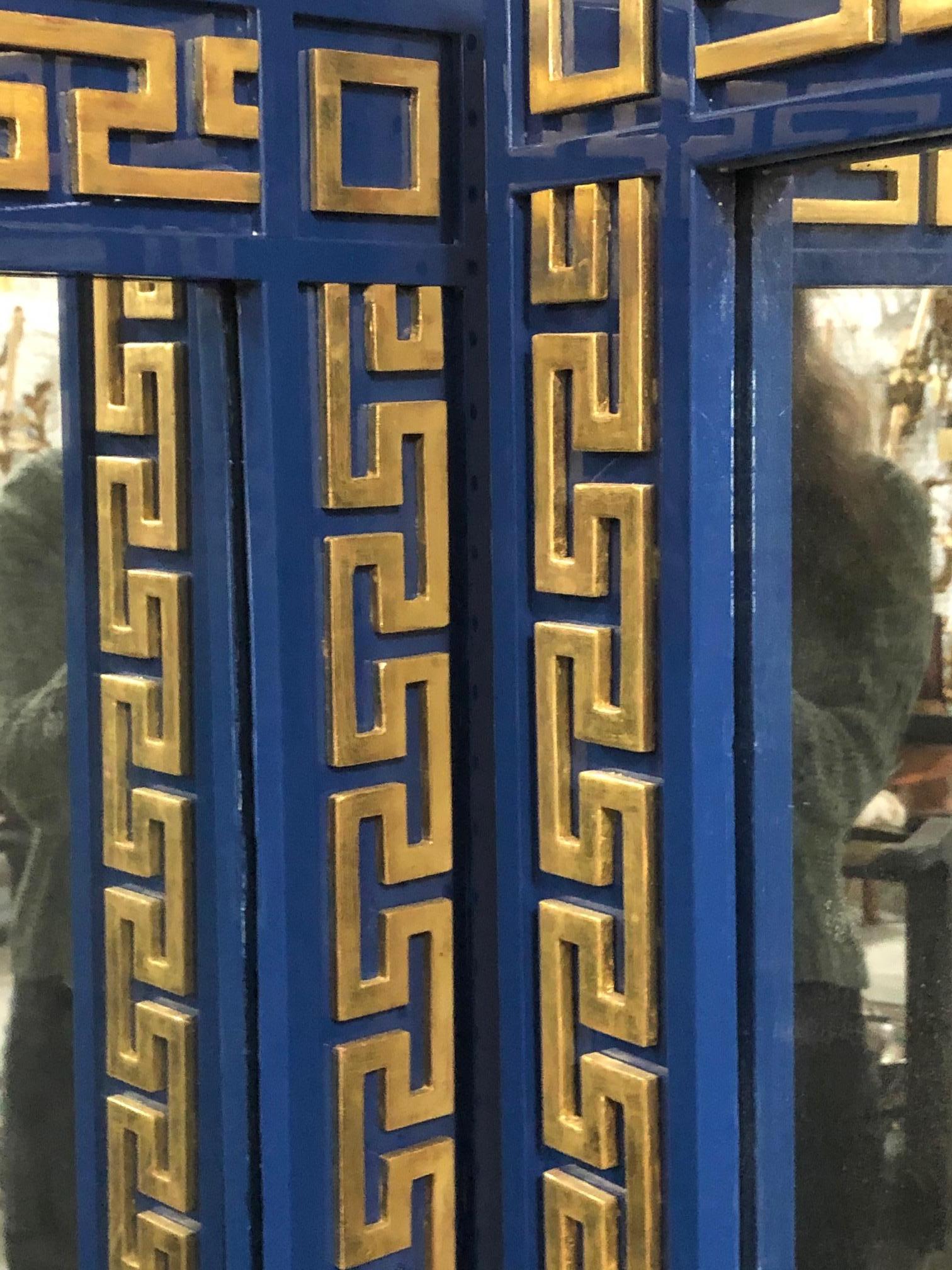 2 Specchi da parete moderni personalizzabili in lacca blu con design a chiave greca In condizioni buone in vendita a Queens, NY
